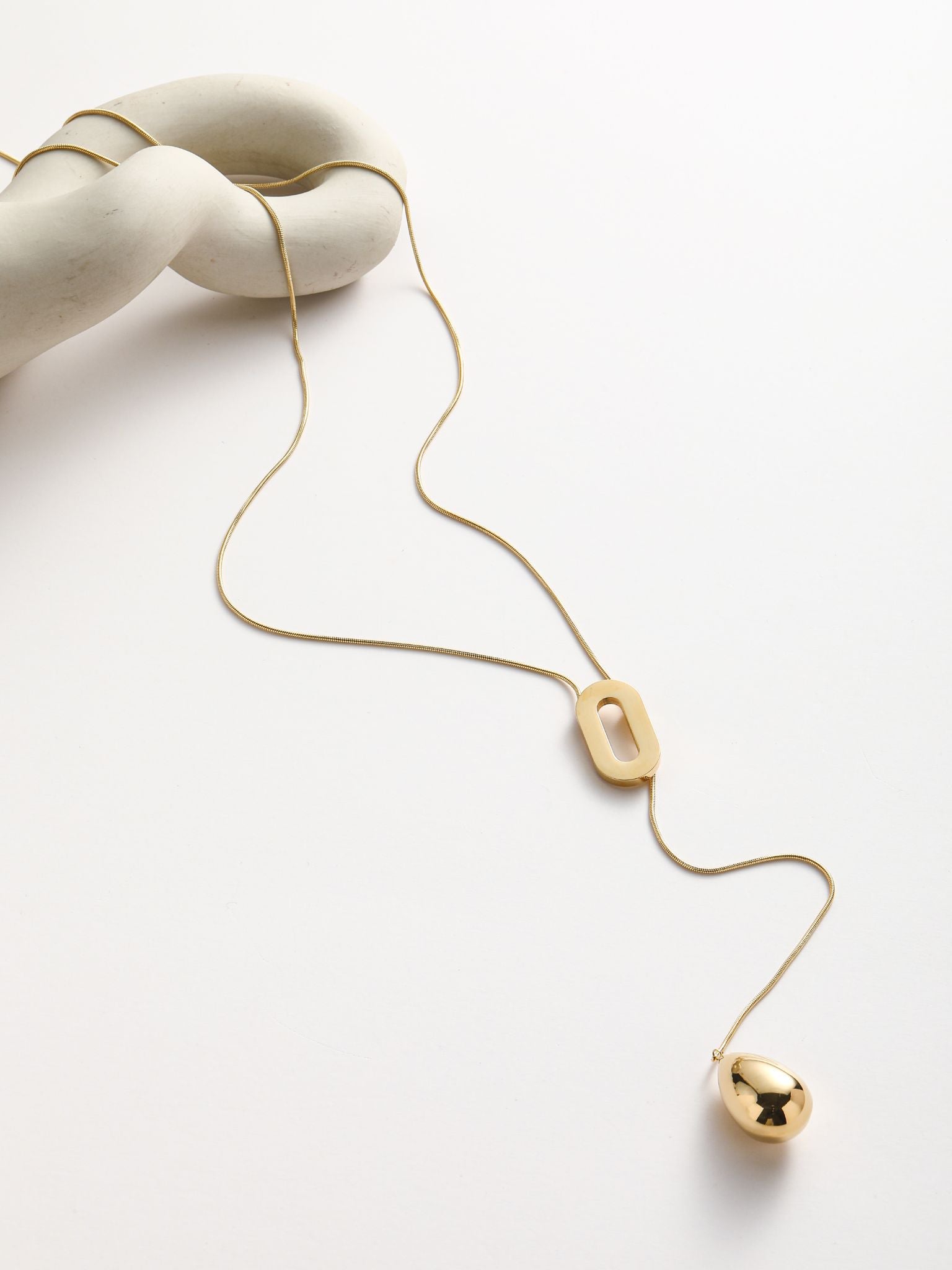 Collana con pedente a forma goccia