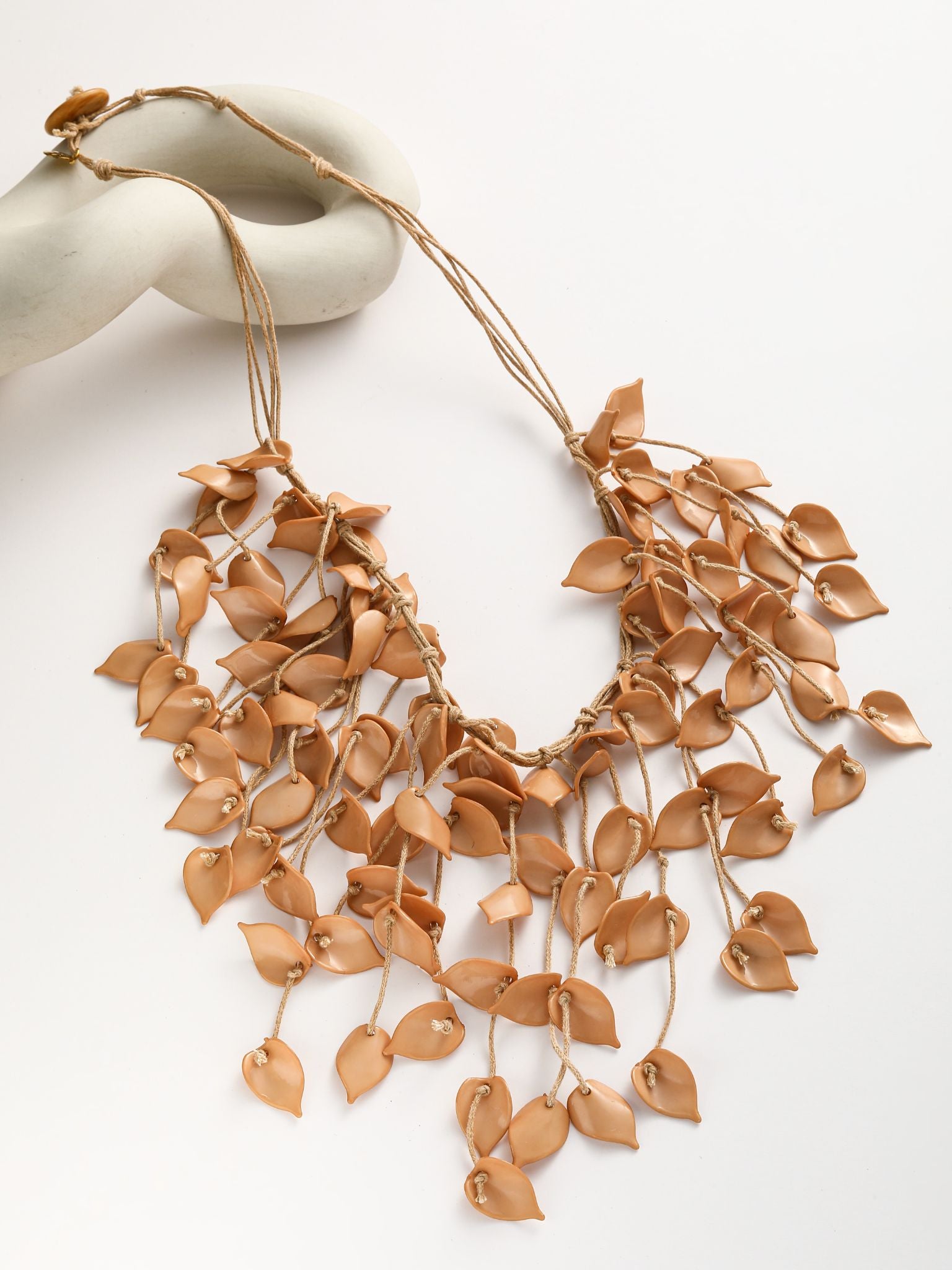 Girocollo con multi petali in resina