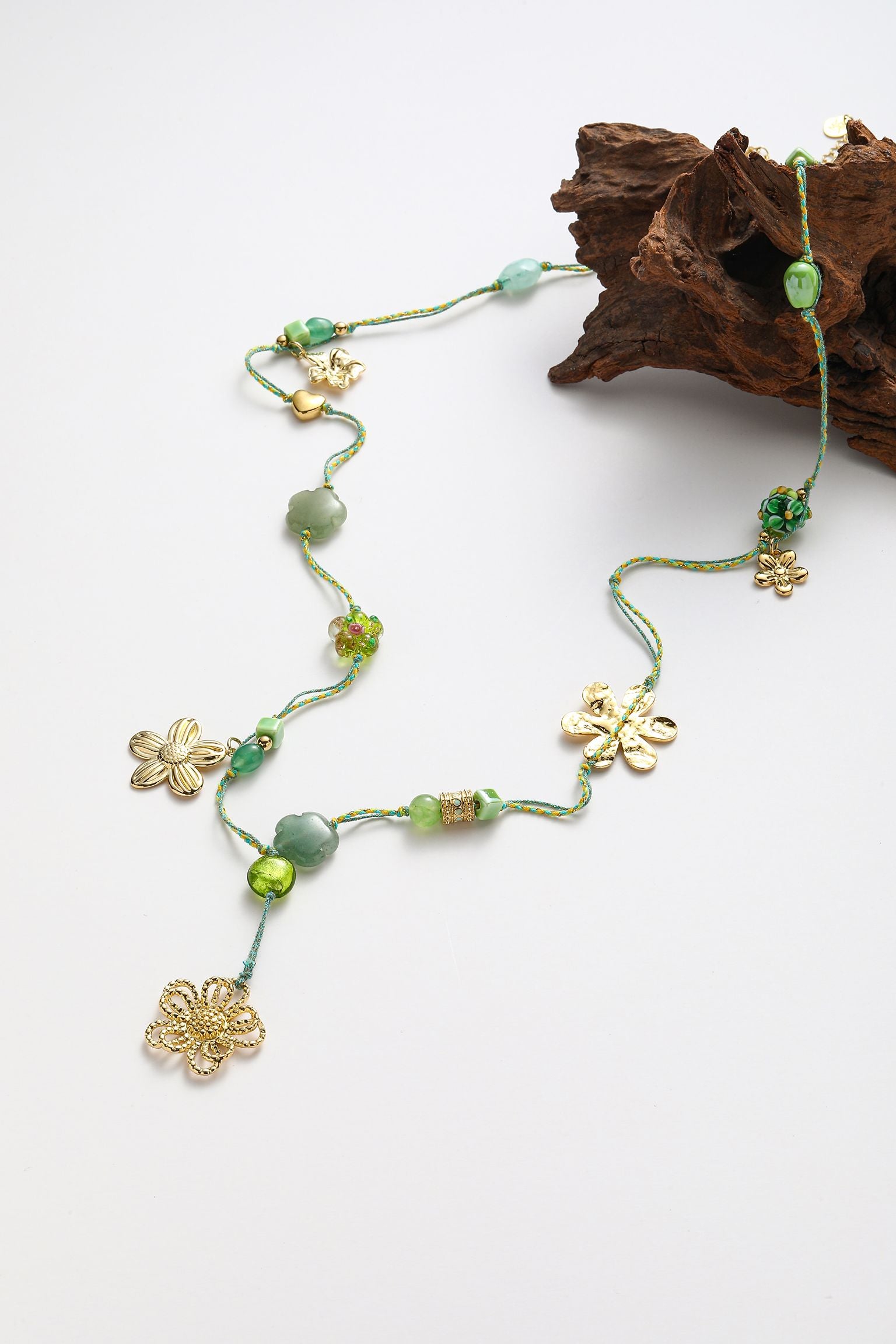 Collana con varie fiori e pedente in corda cerata