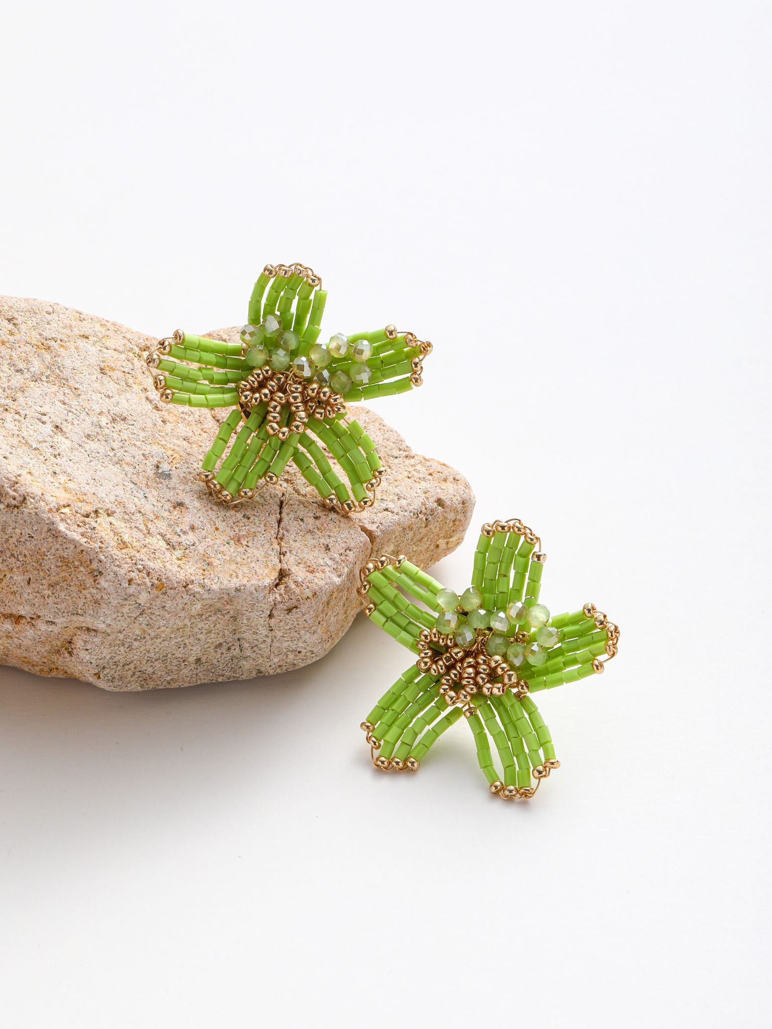Orecchini intreccio di cristalli e perline a fiore