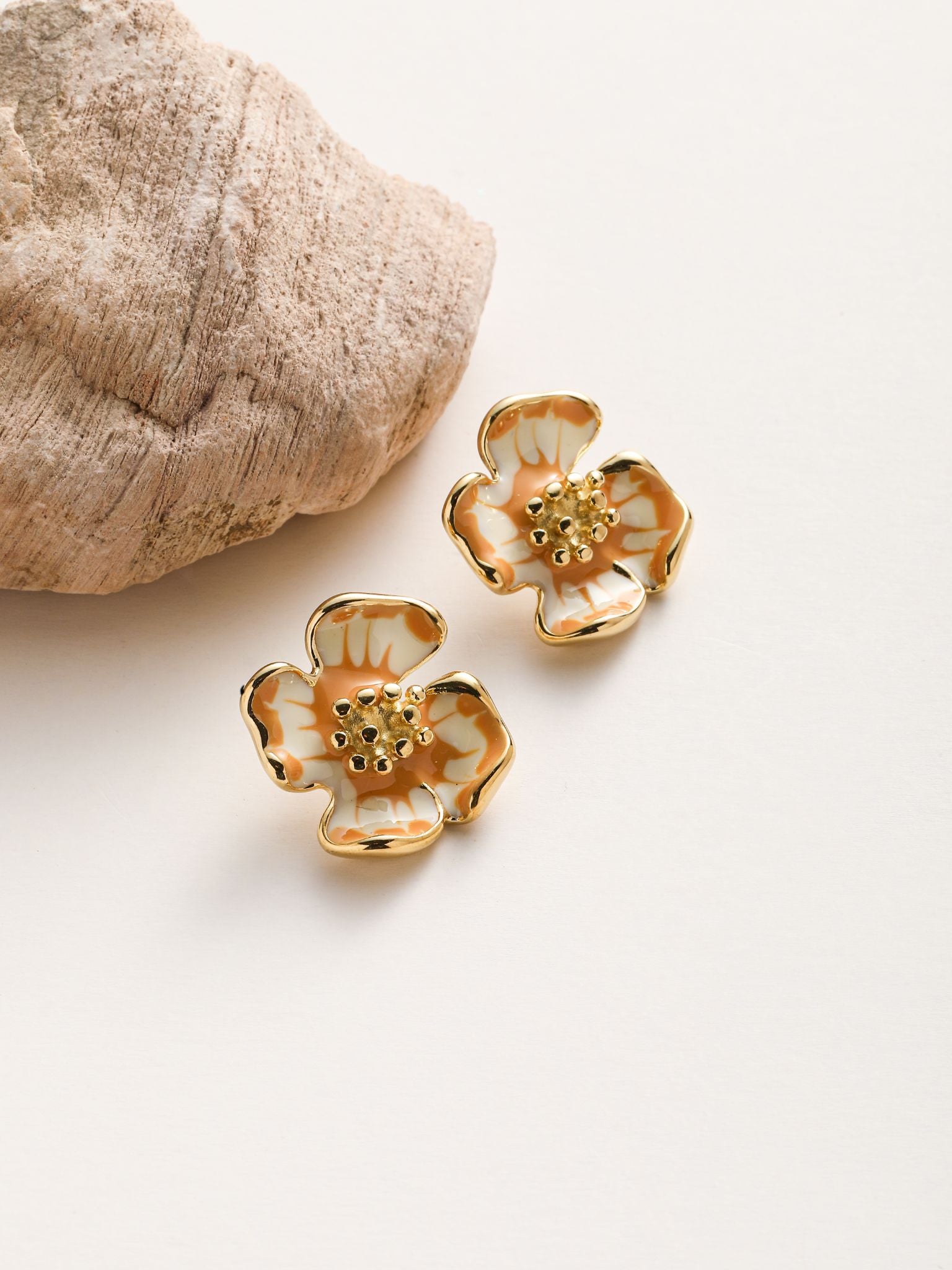 Orecchini a fiore con smalto
