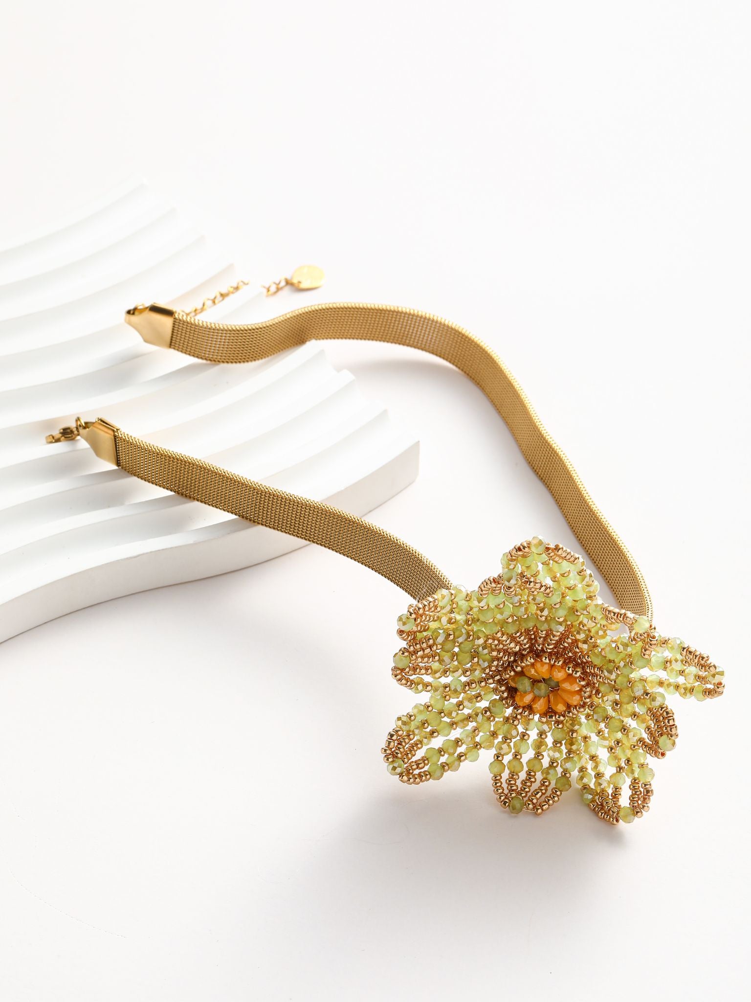 Girocollo con fiore in acciaio