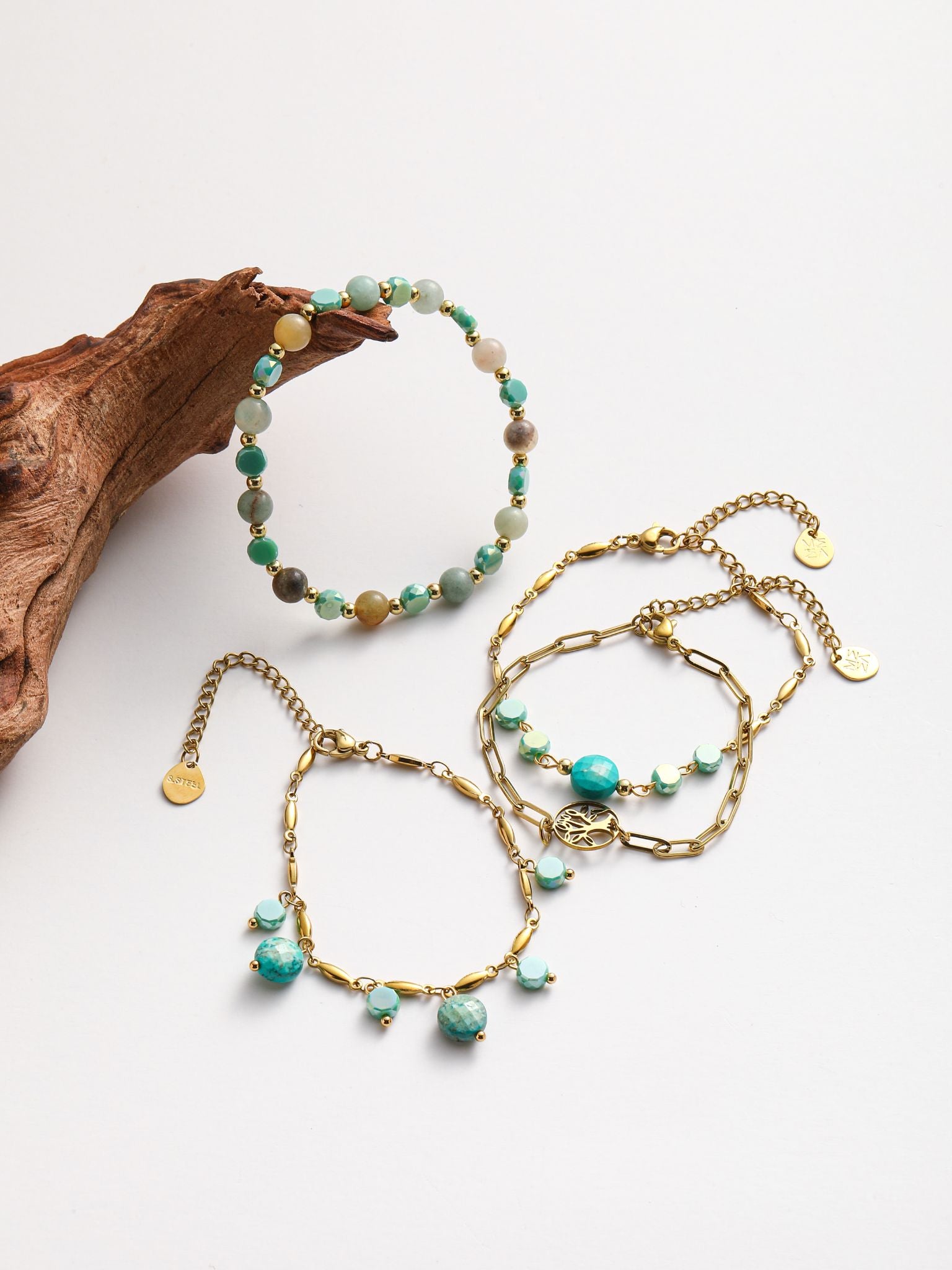 Bracciale pietra e cristalli infilato con la corda