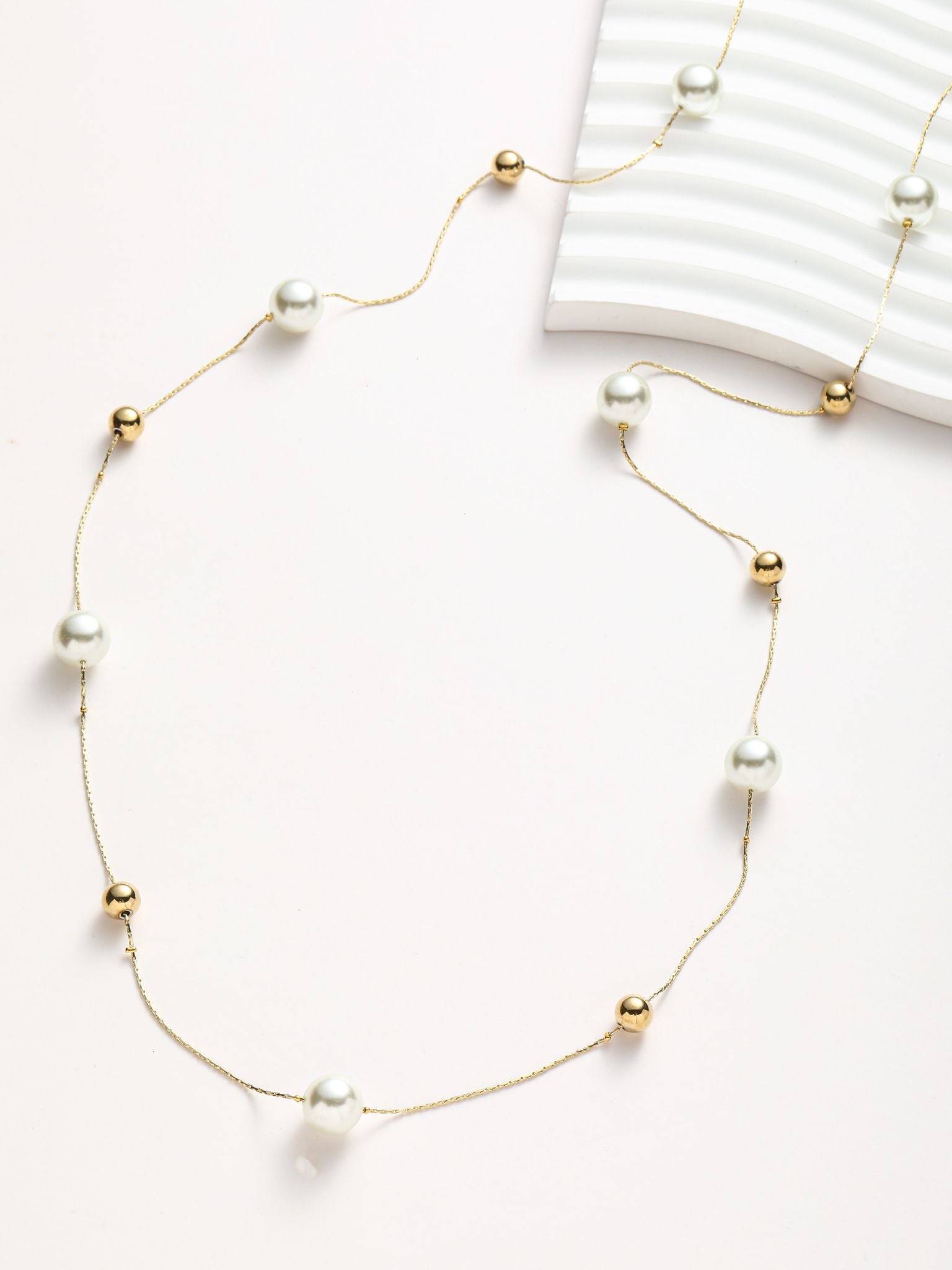 Collana con perle bianche