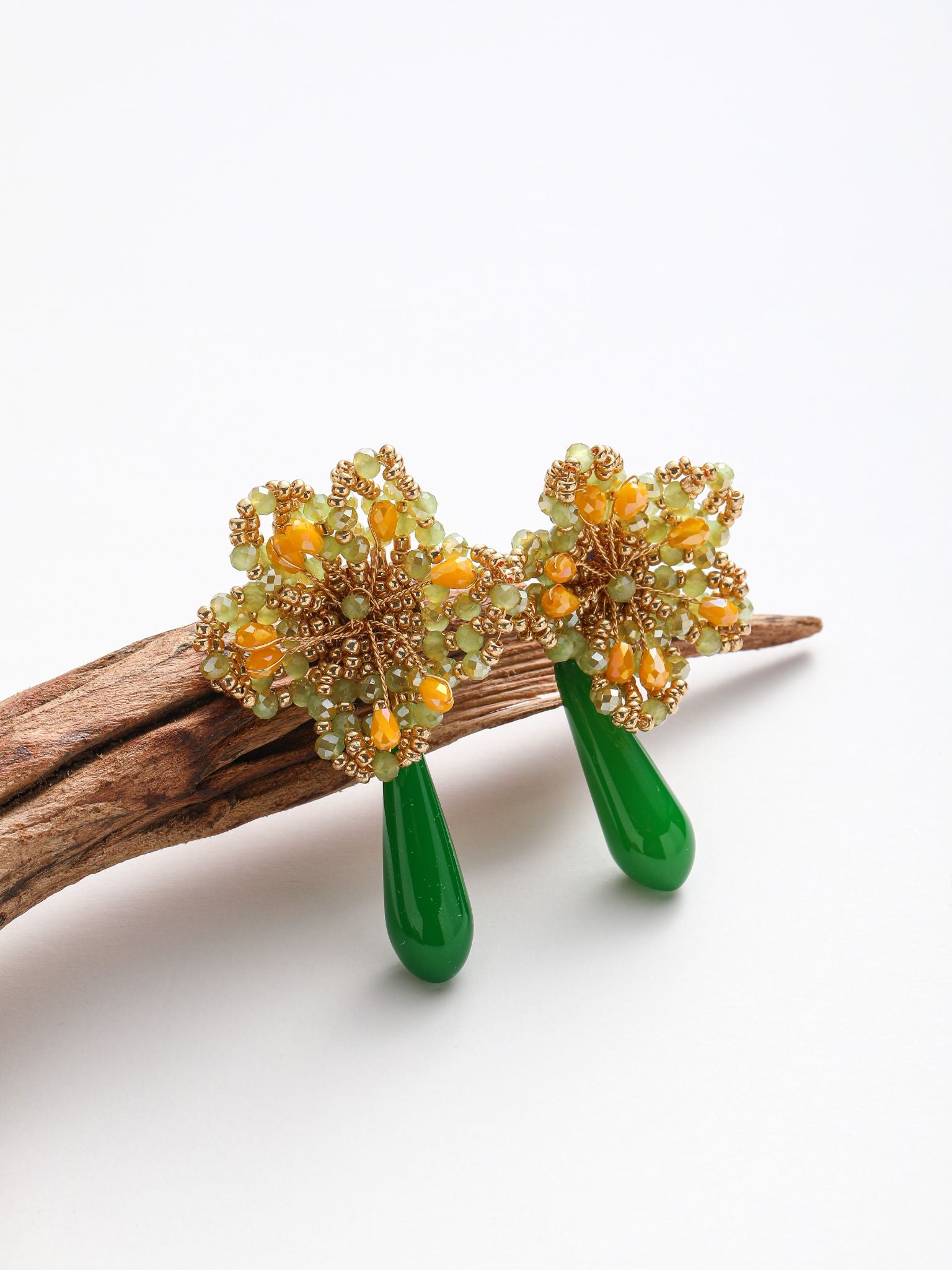 Orecchini intreccio di cristalli e perline a fiore