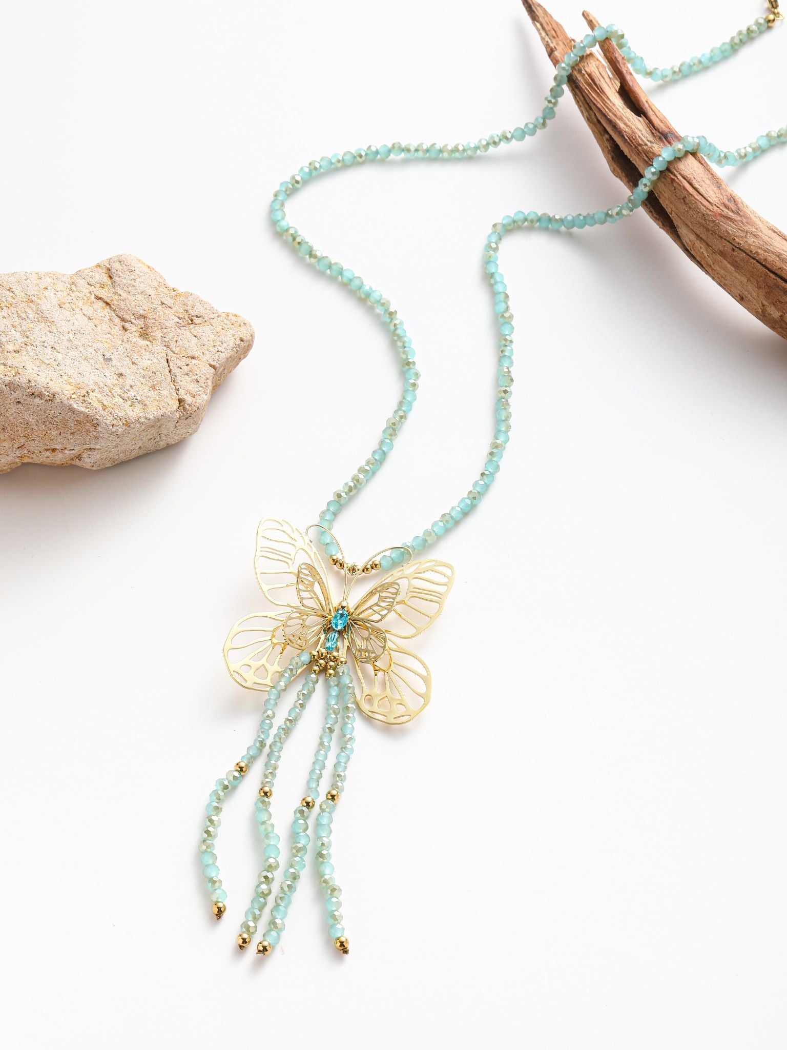 Collana con pedente farfalla e nappa