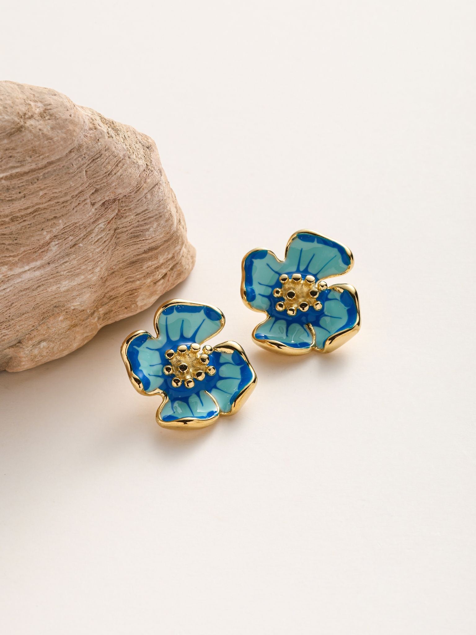 Orecchini a fiore con smalto
