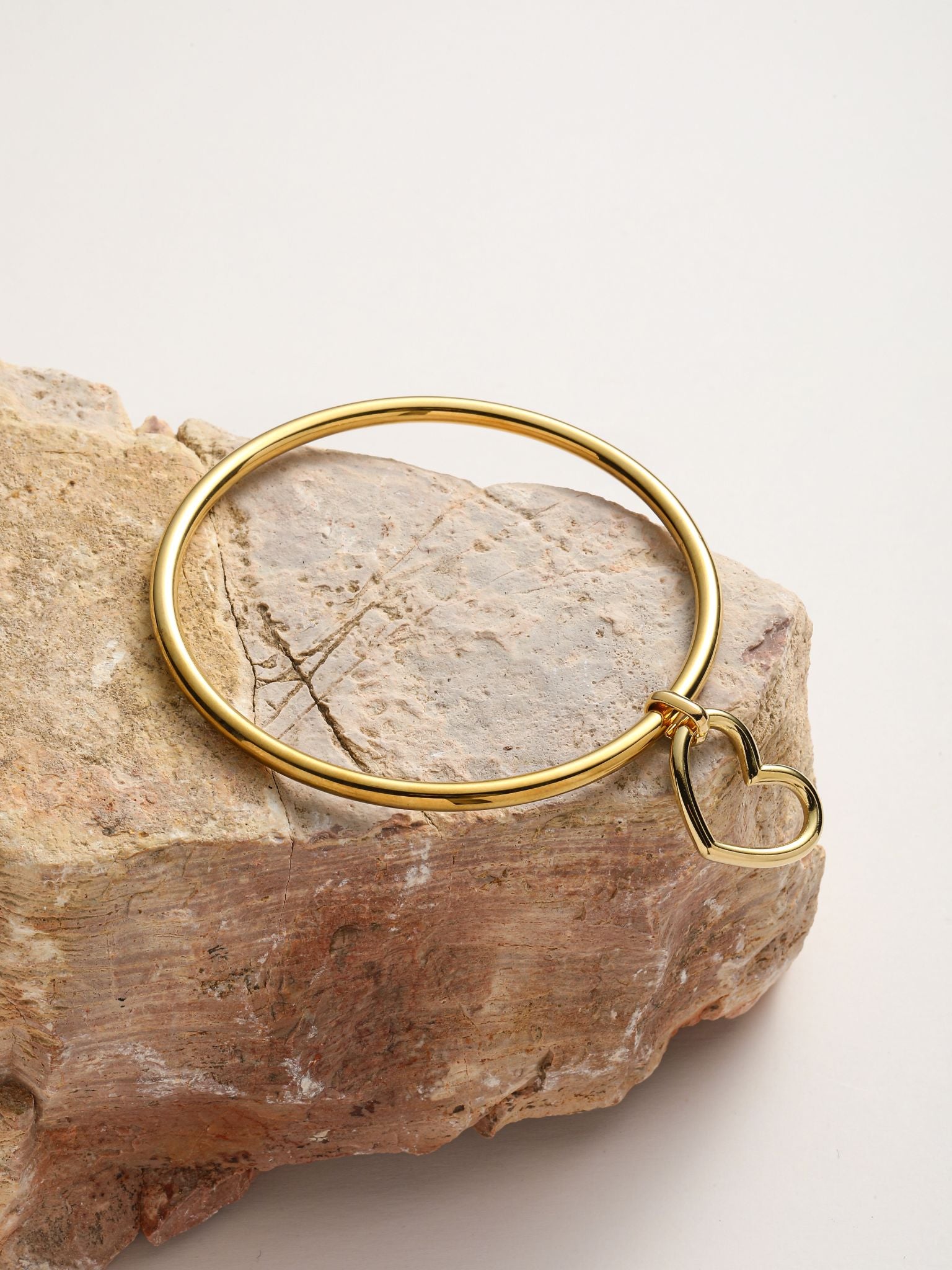 Bracciale rigido acciaio con cuore pedente