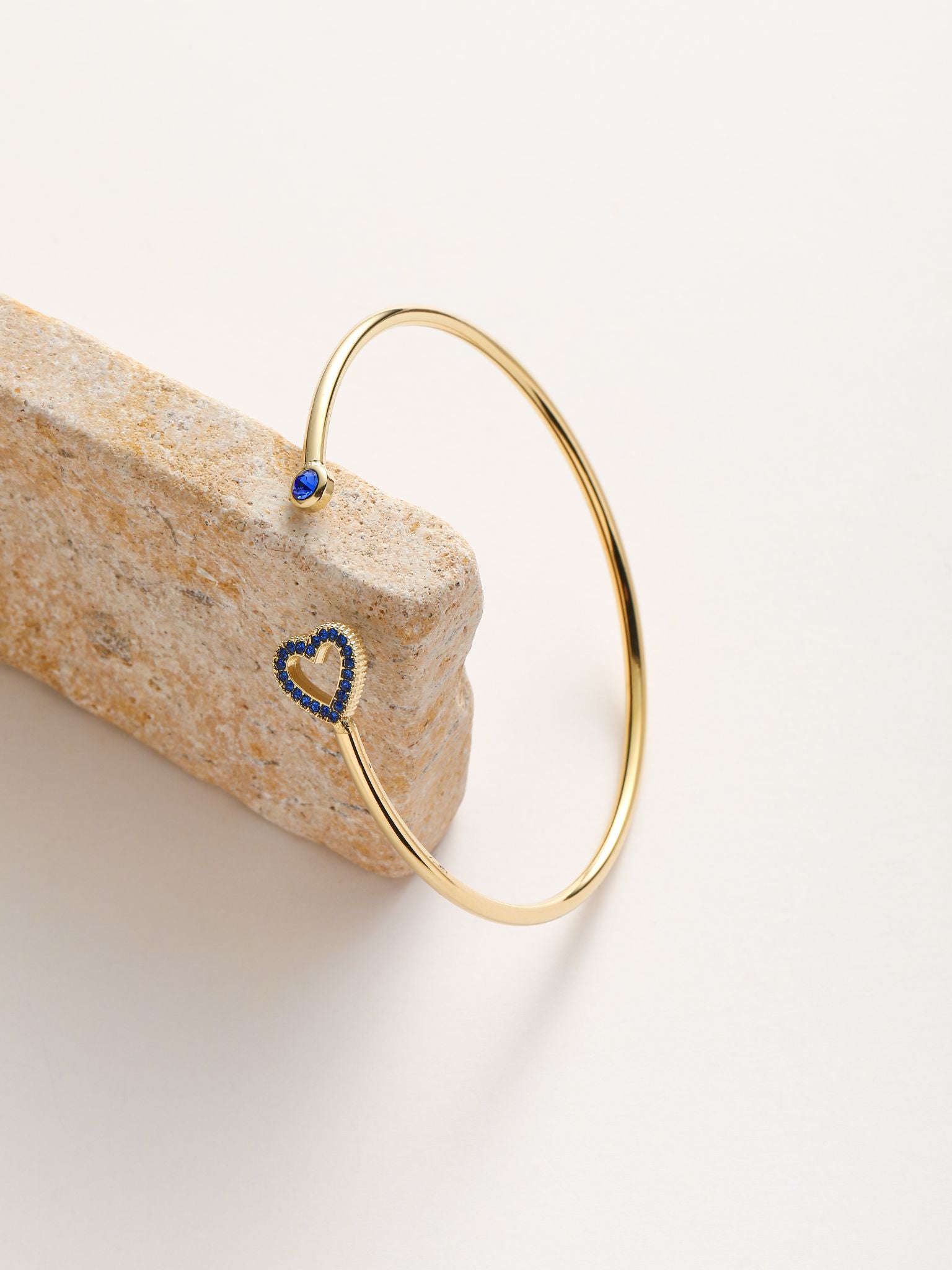 Bracciale rigido con cuore strass