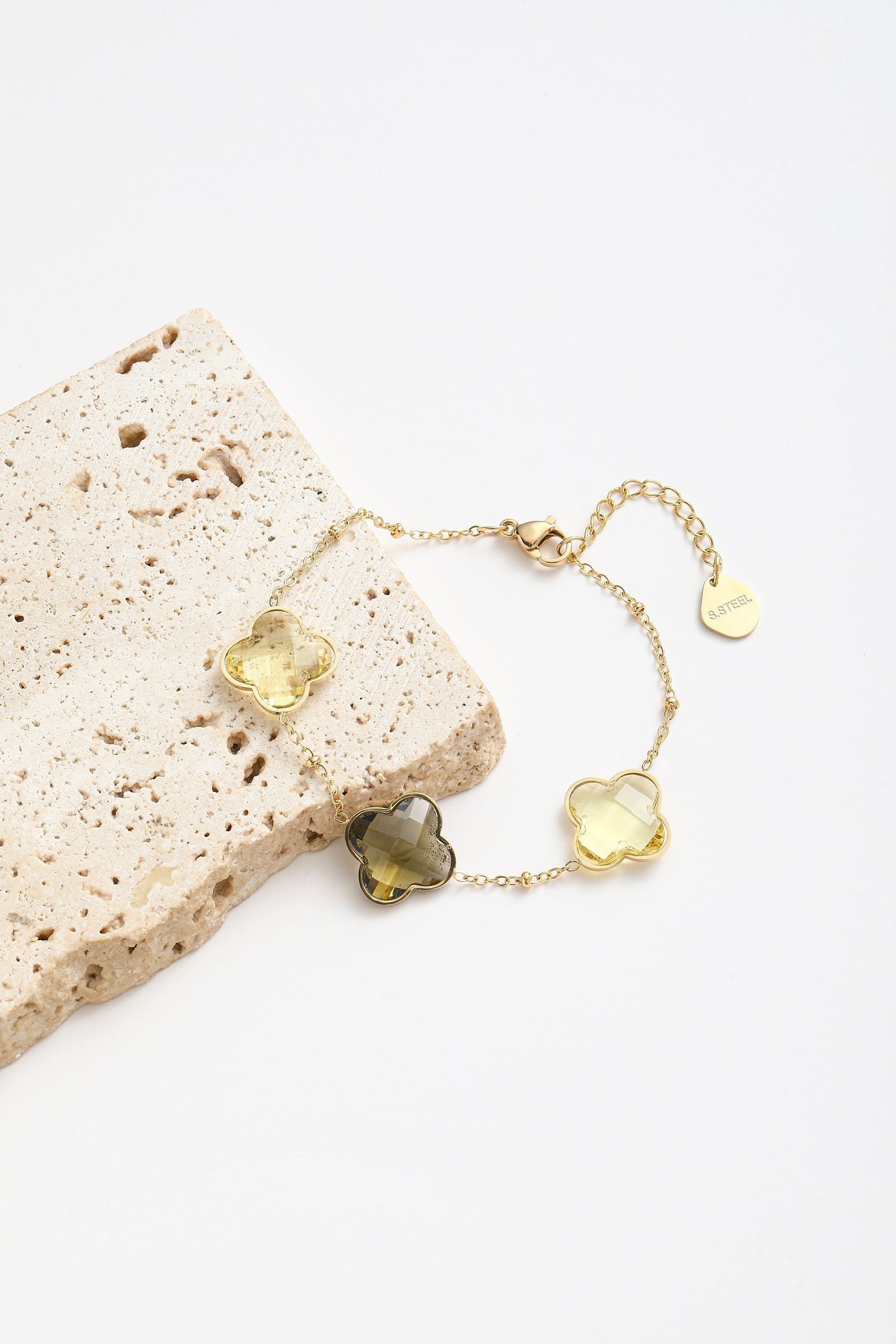Braccialeto con strass a forma quadrifoglio