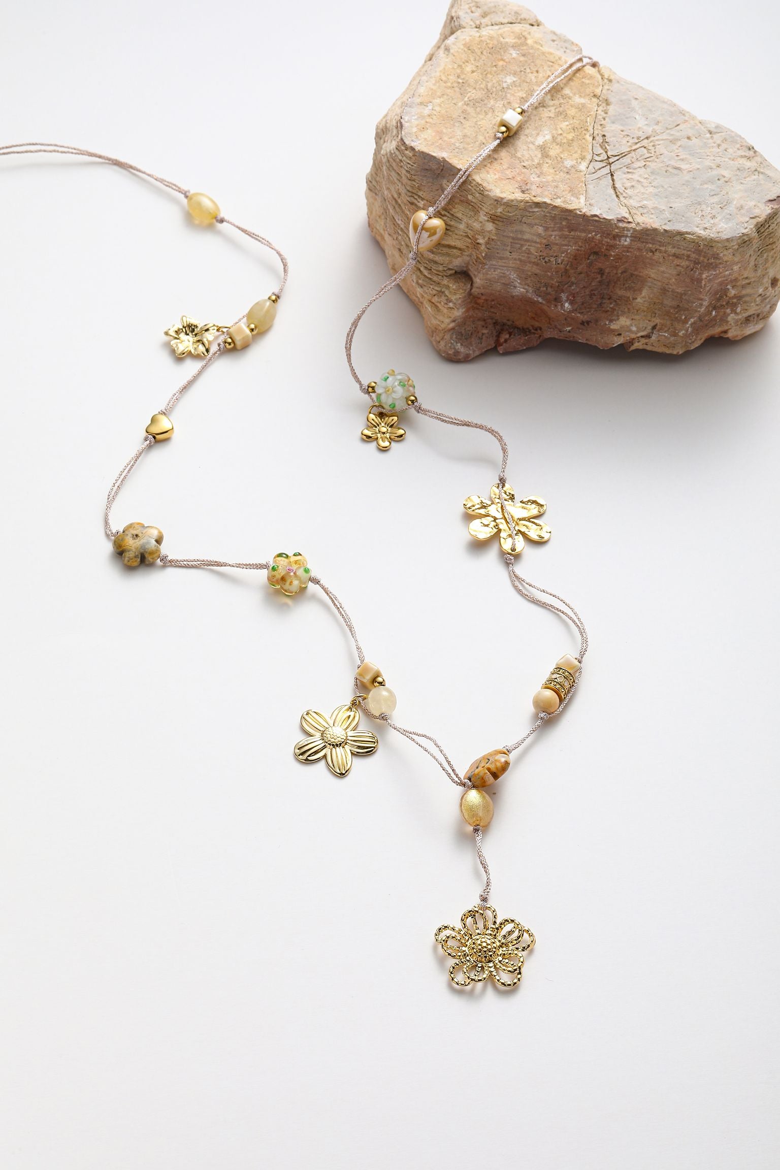 Collana con varie fiori e pedente in corda cerata