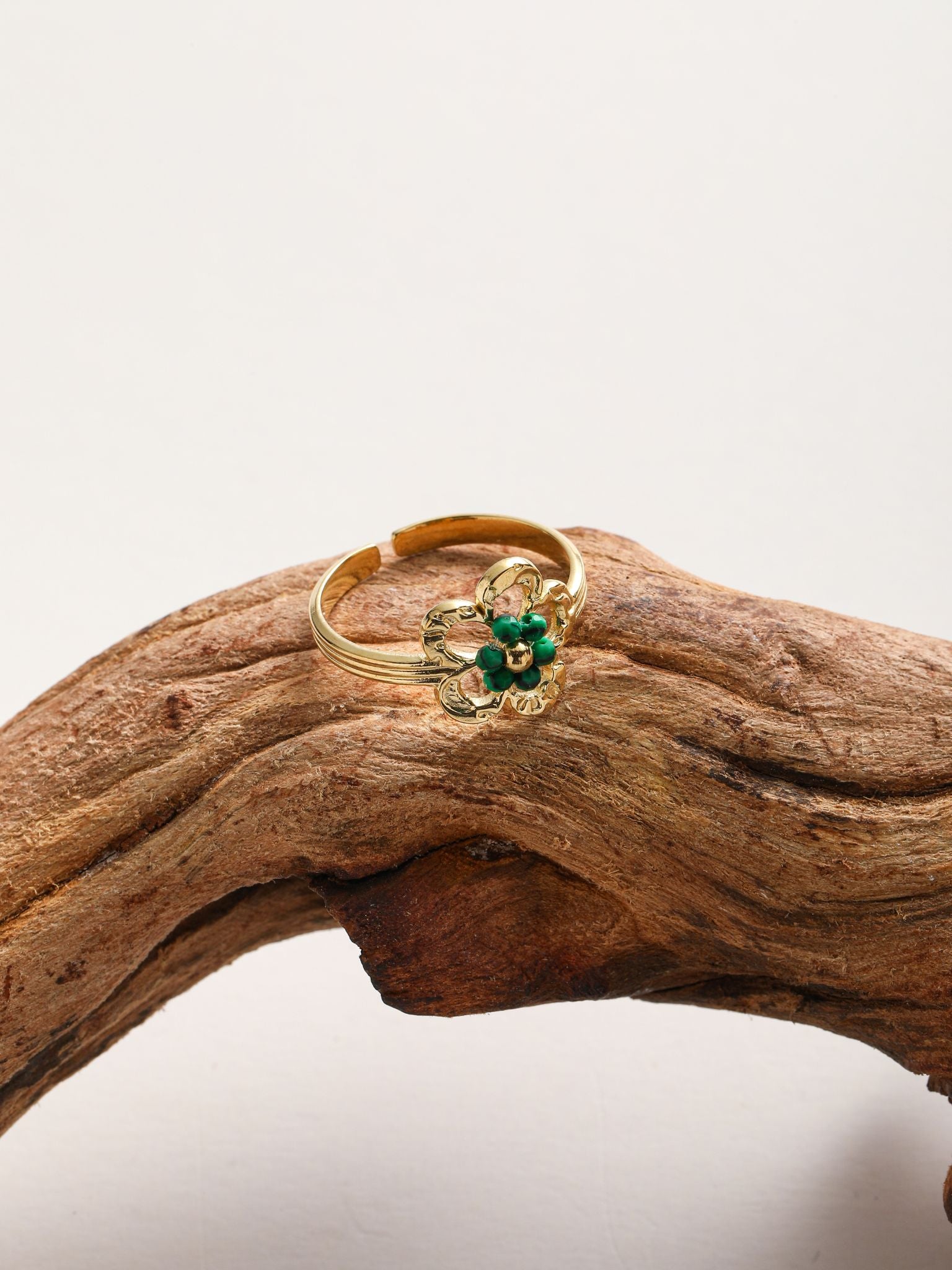 Anello con fiore in pietra dura