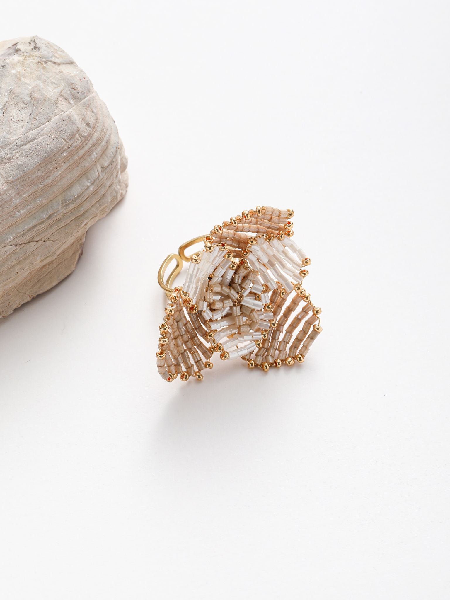 Anello intreccio di perline a fiore