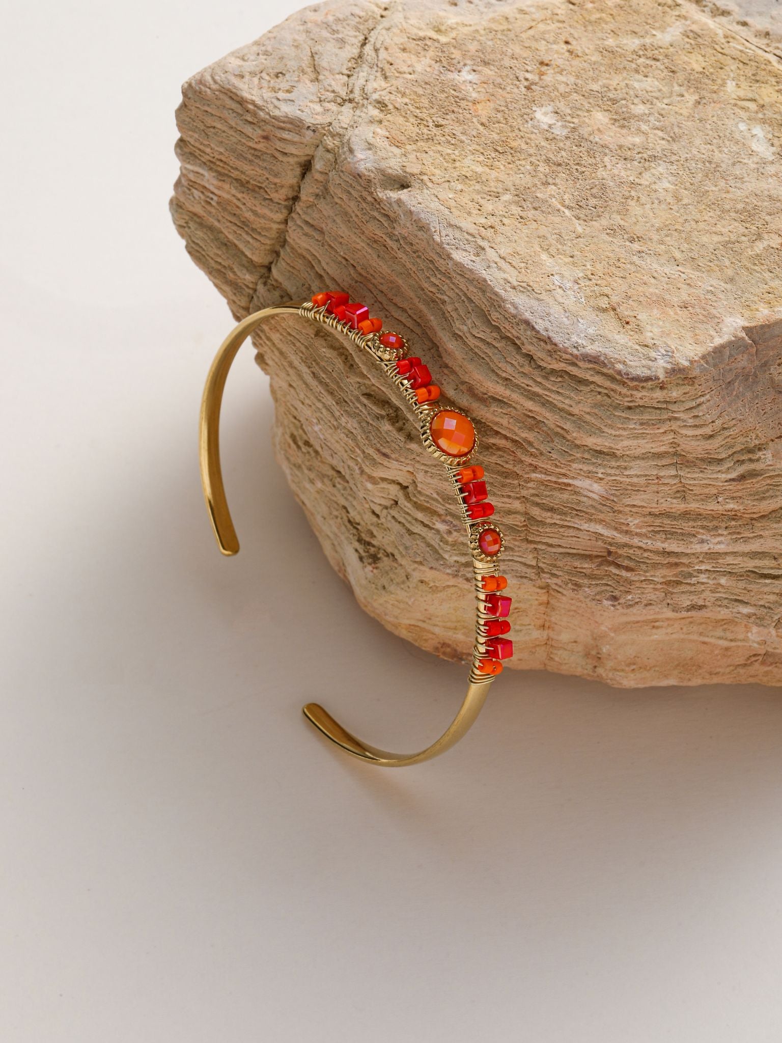 Bracciale rigido con cristalli e strass