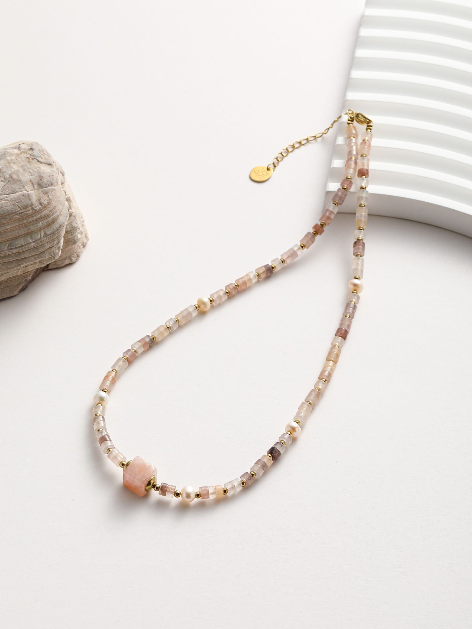 Collana in perle fiume e pietra dura