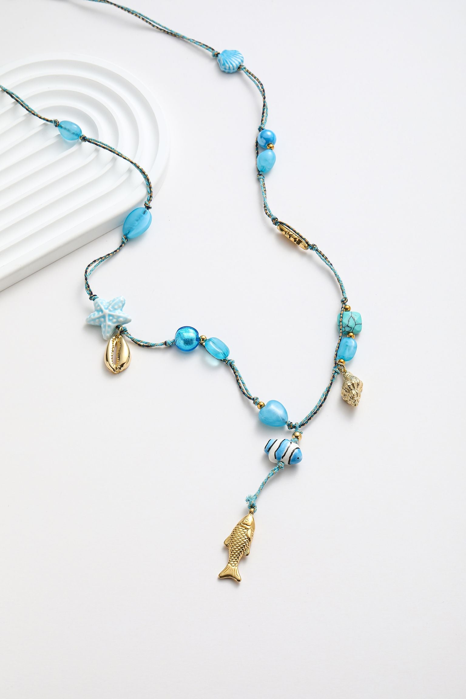 Collana con conchiglie e pedente in corda cerata