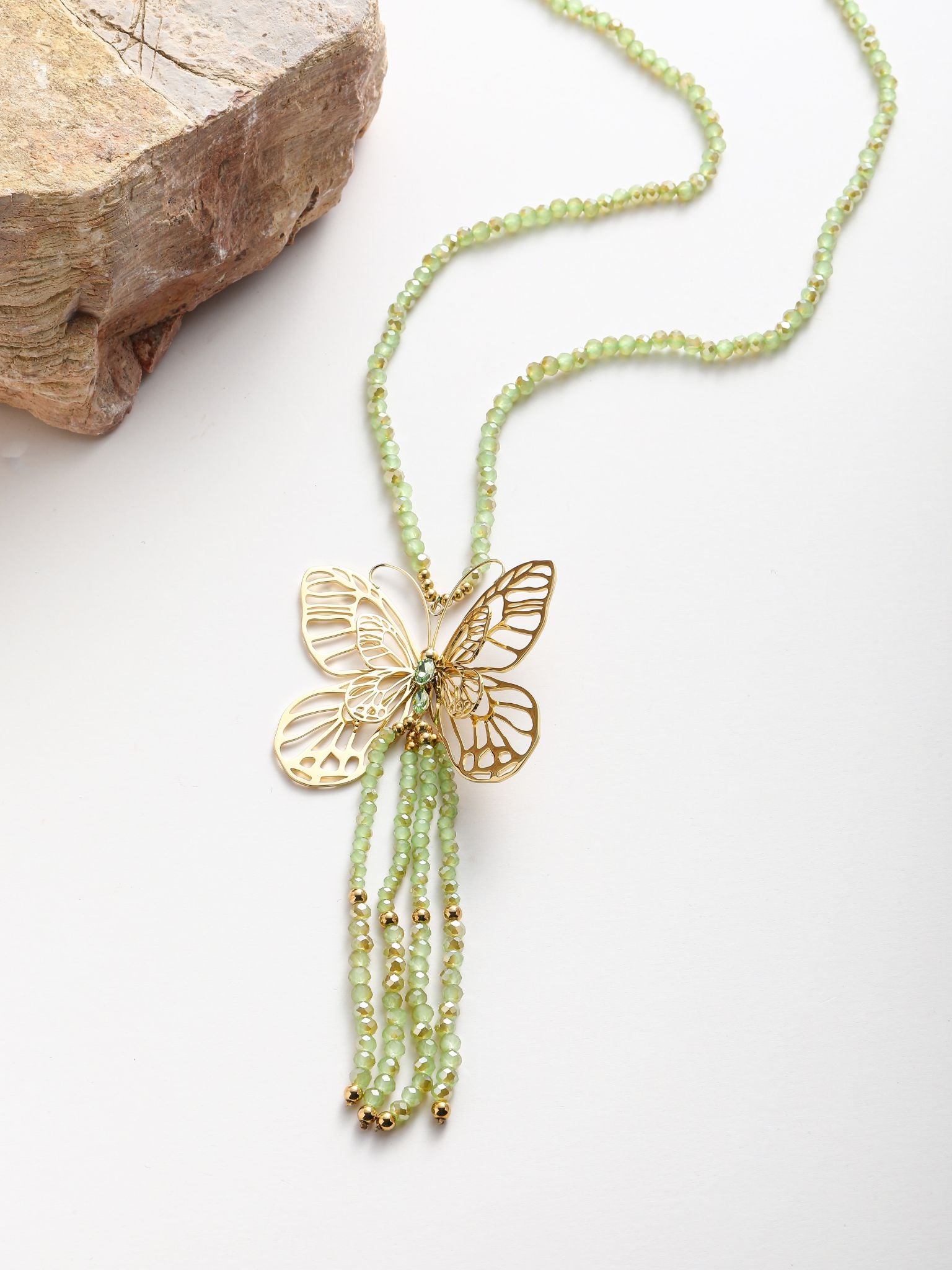 Collana con pedente farfalla e nappa