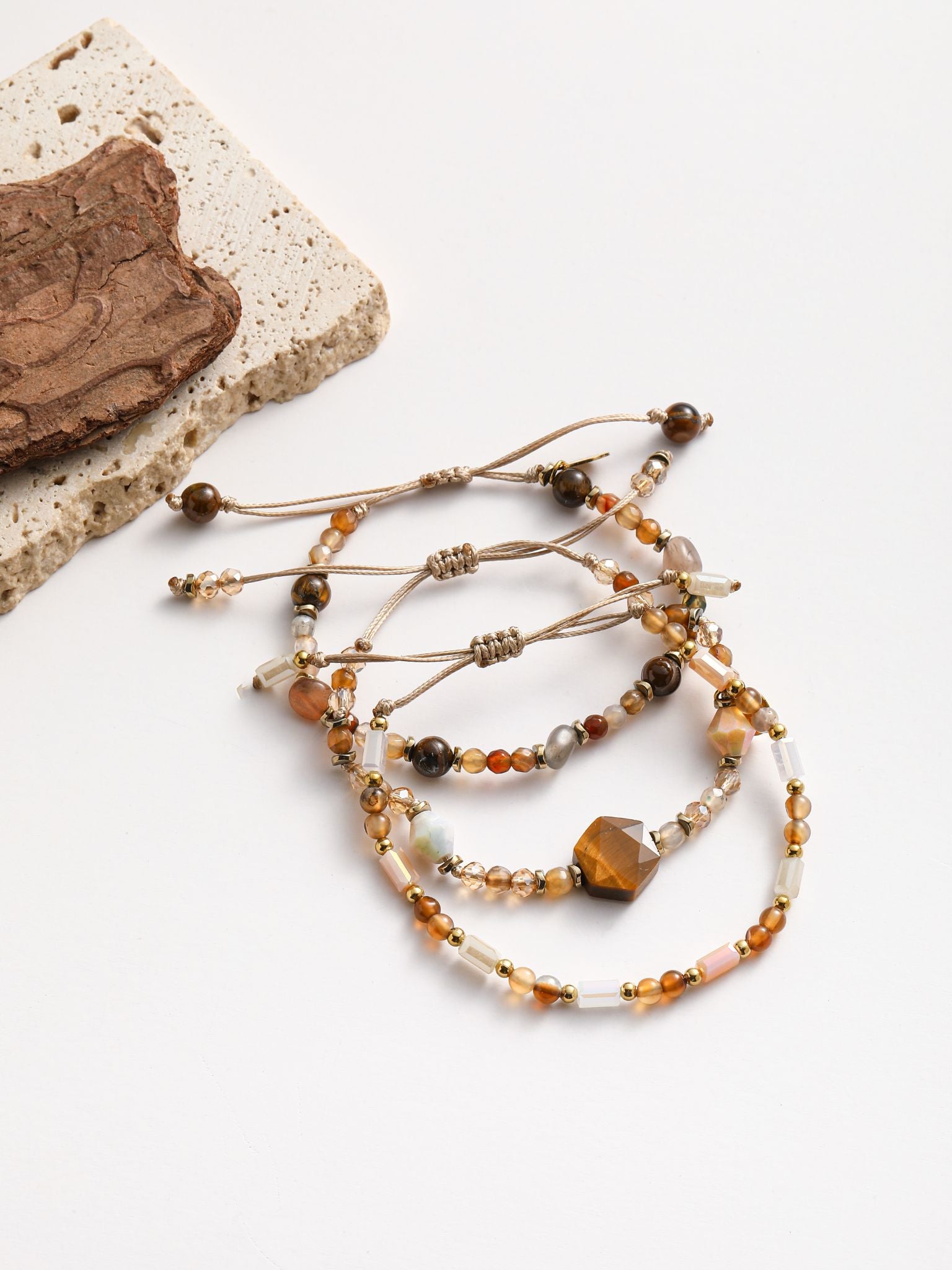 Bracciale pietra e cristalli infilato con la corda
