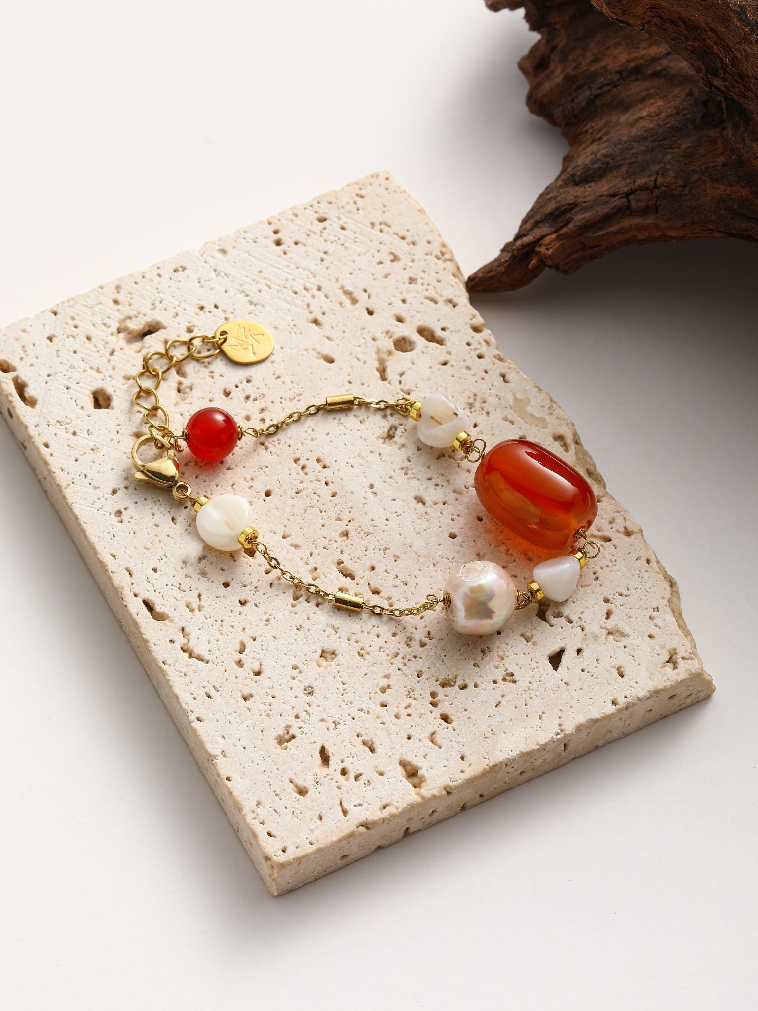 Bracciale in perle fiume e pietra dura