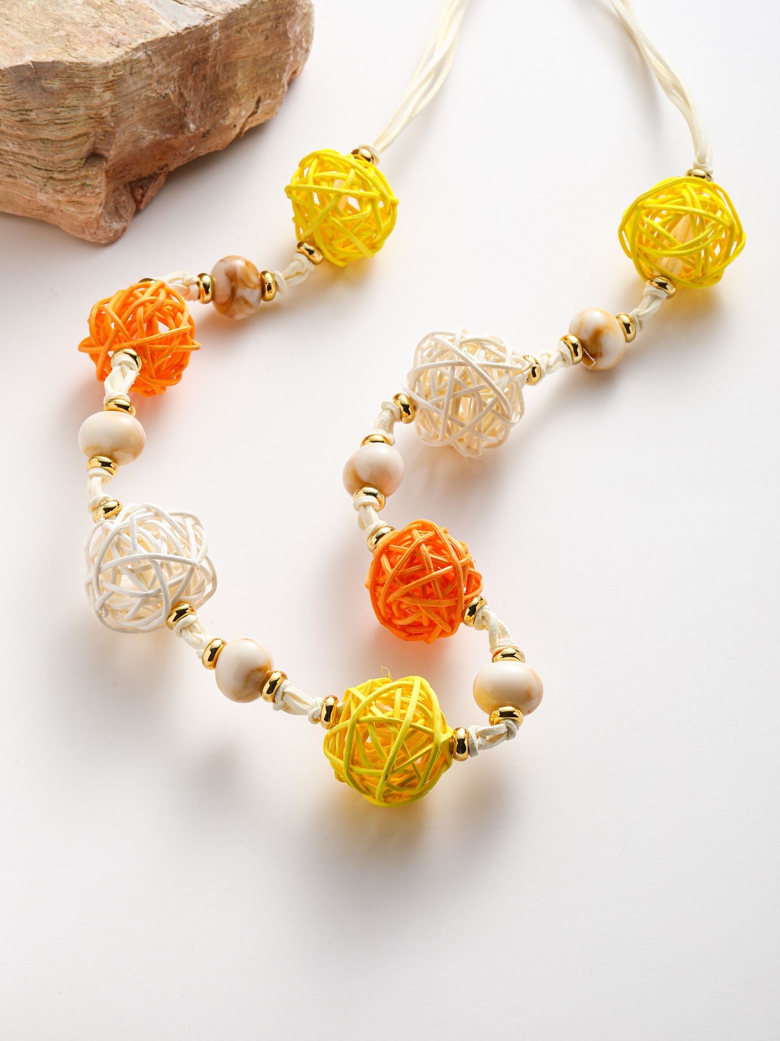 Collana con 7 parline treciati in RATTAN