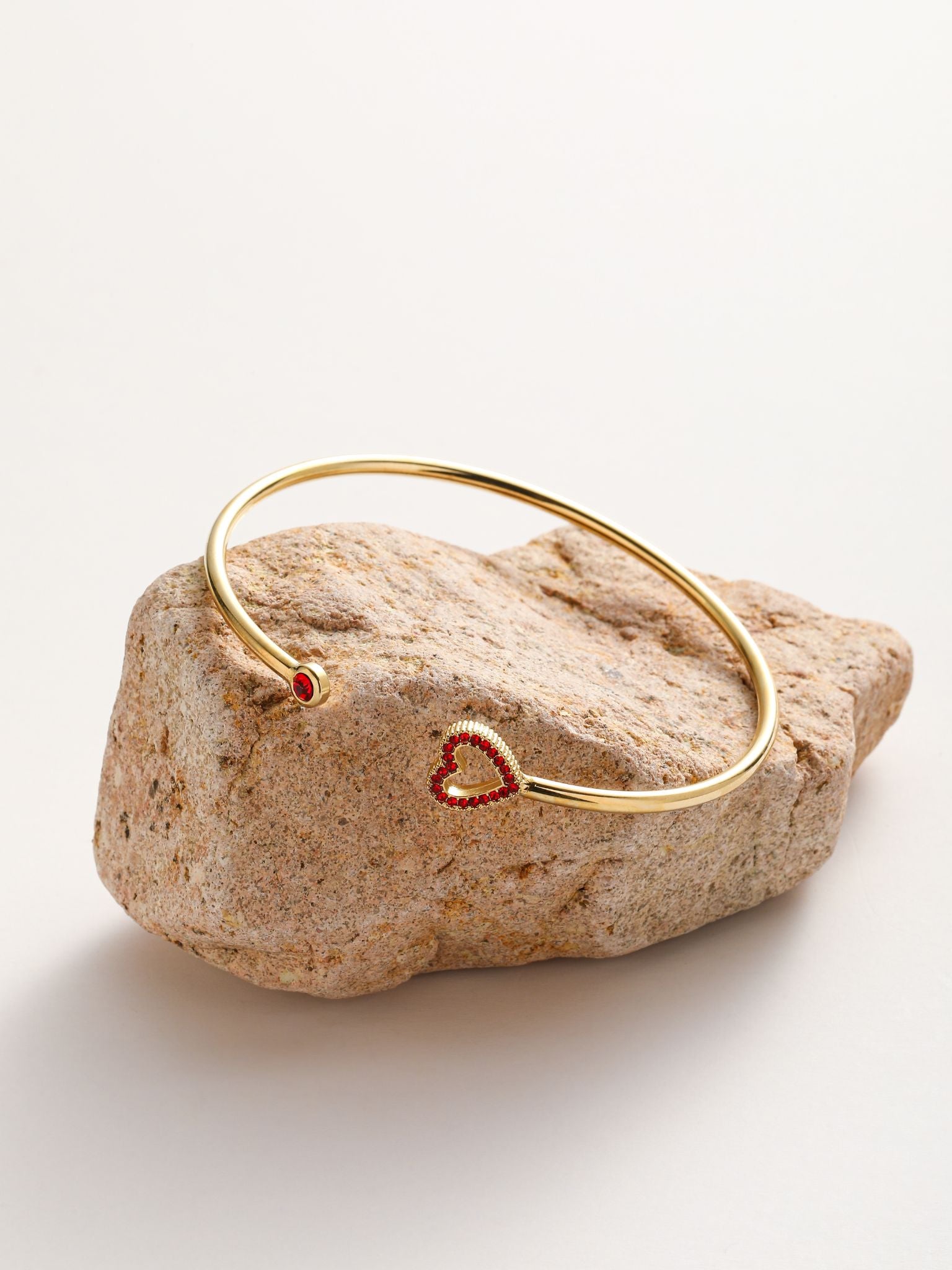 Bracciale rigido con cuore strass