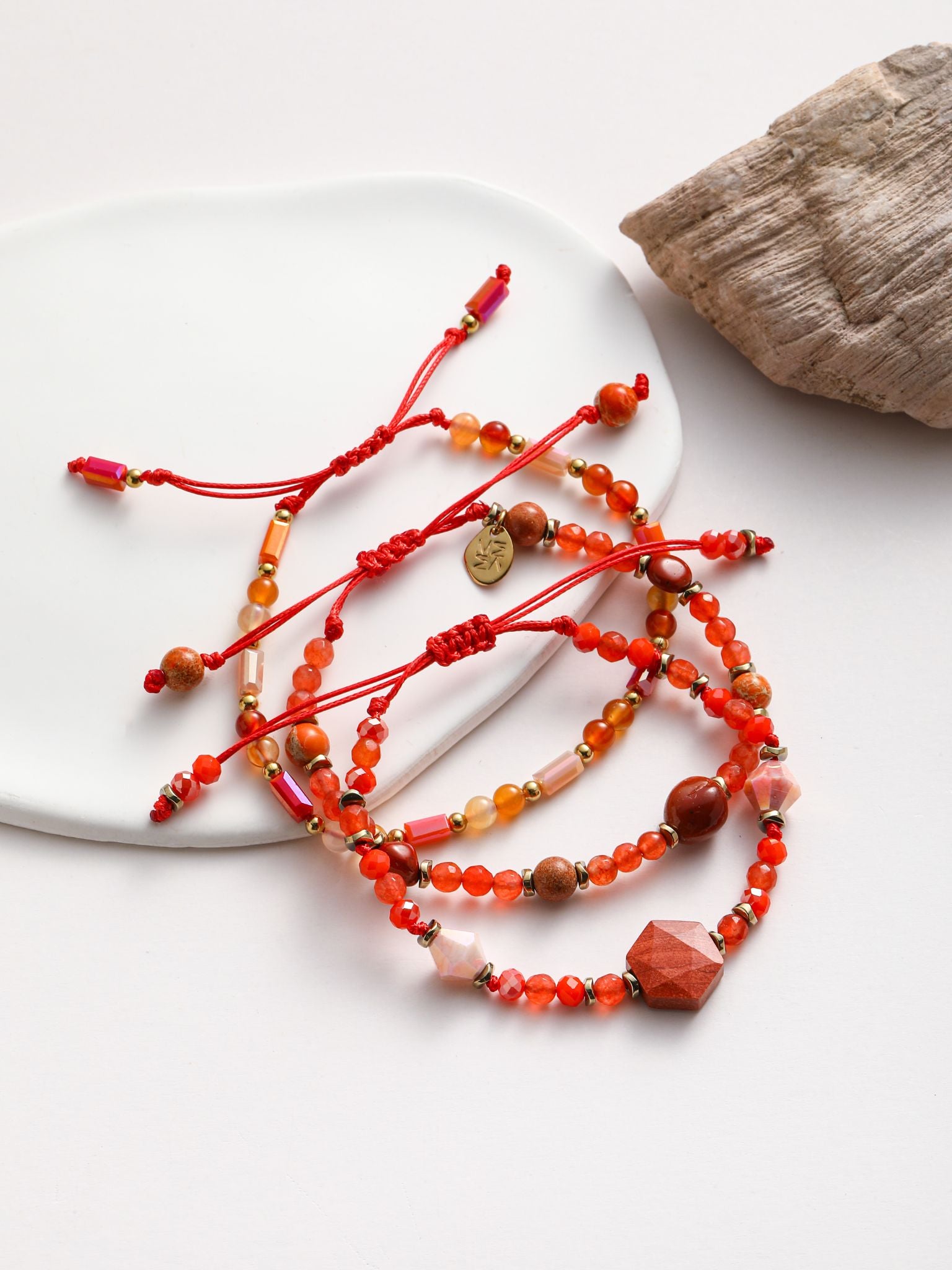 Bracciale pietra e cristalli infilato con la corda