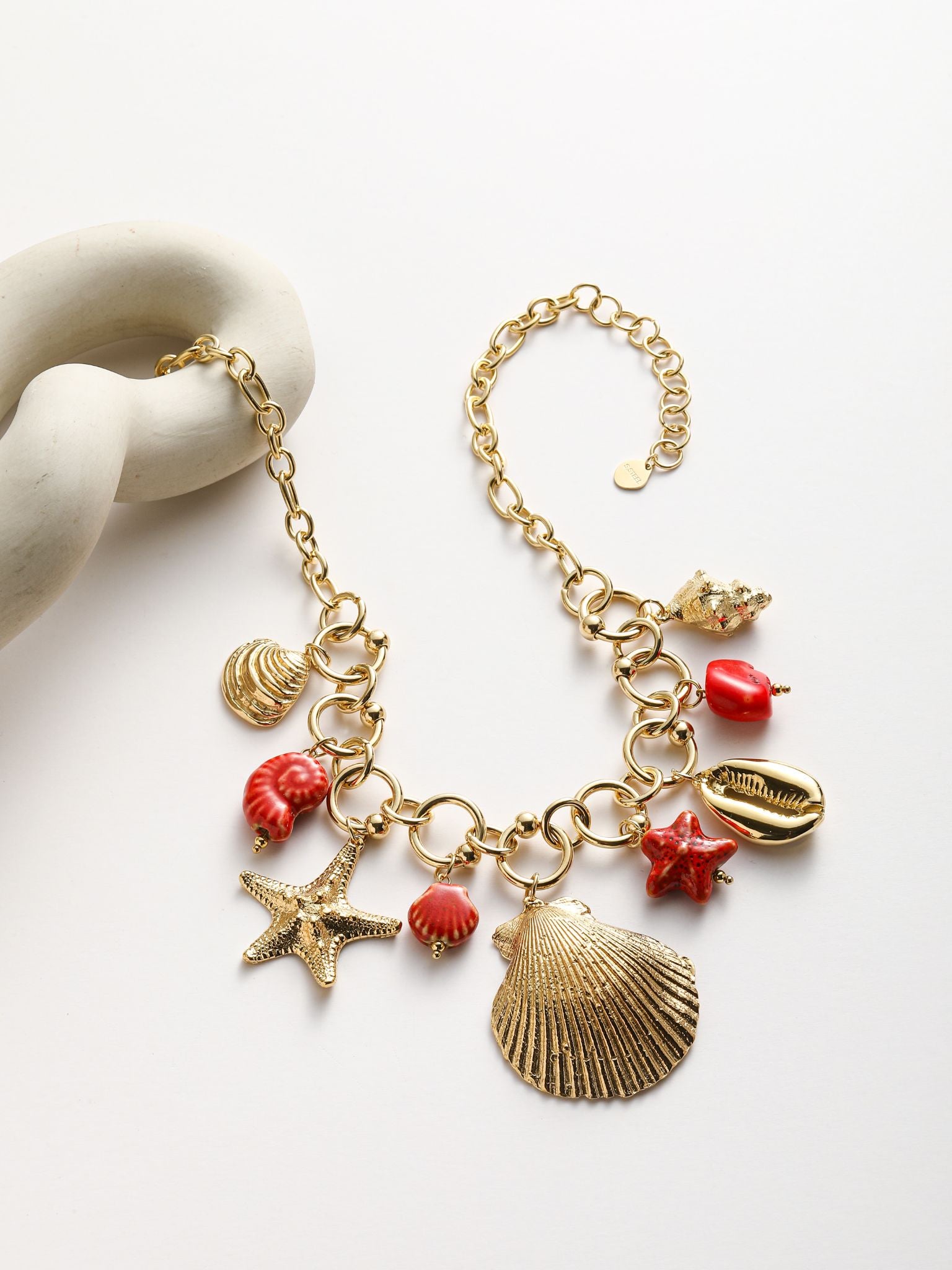 Girocollo con conchiglie e corallo