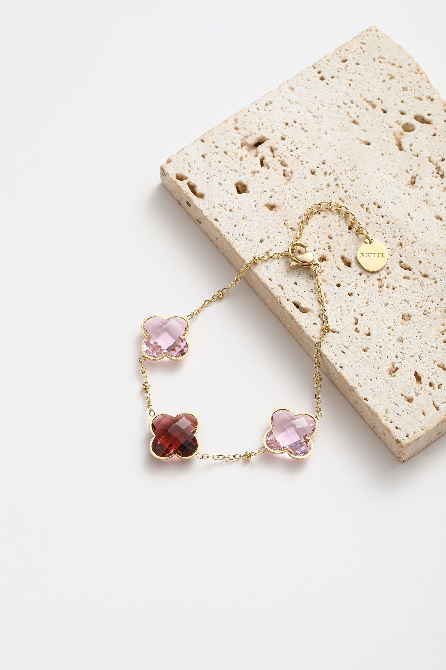 Braccialeto con strass a forma quadrifoglio