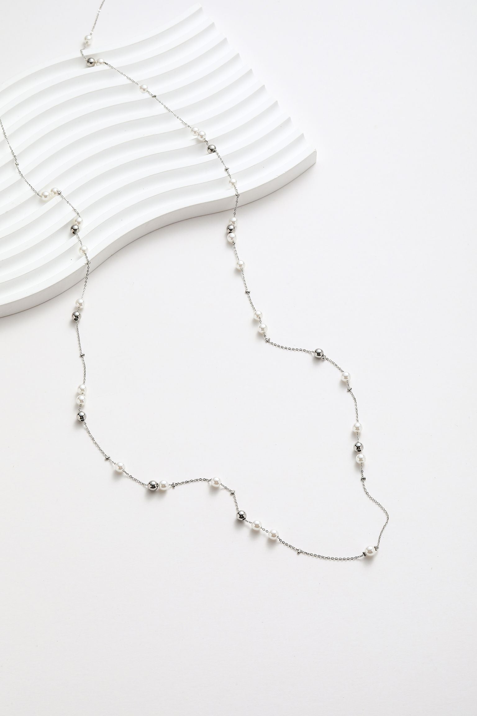 Collana con perle bianche