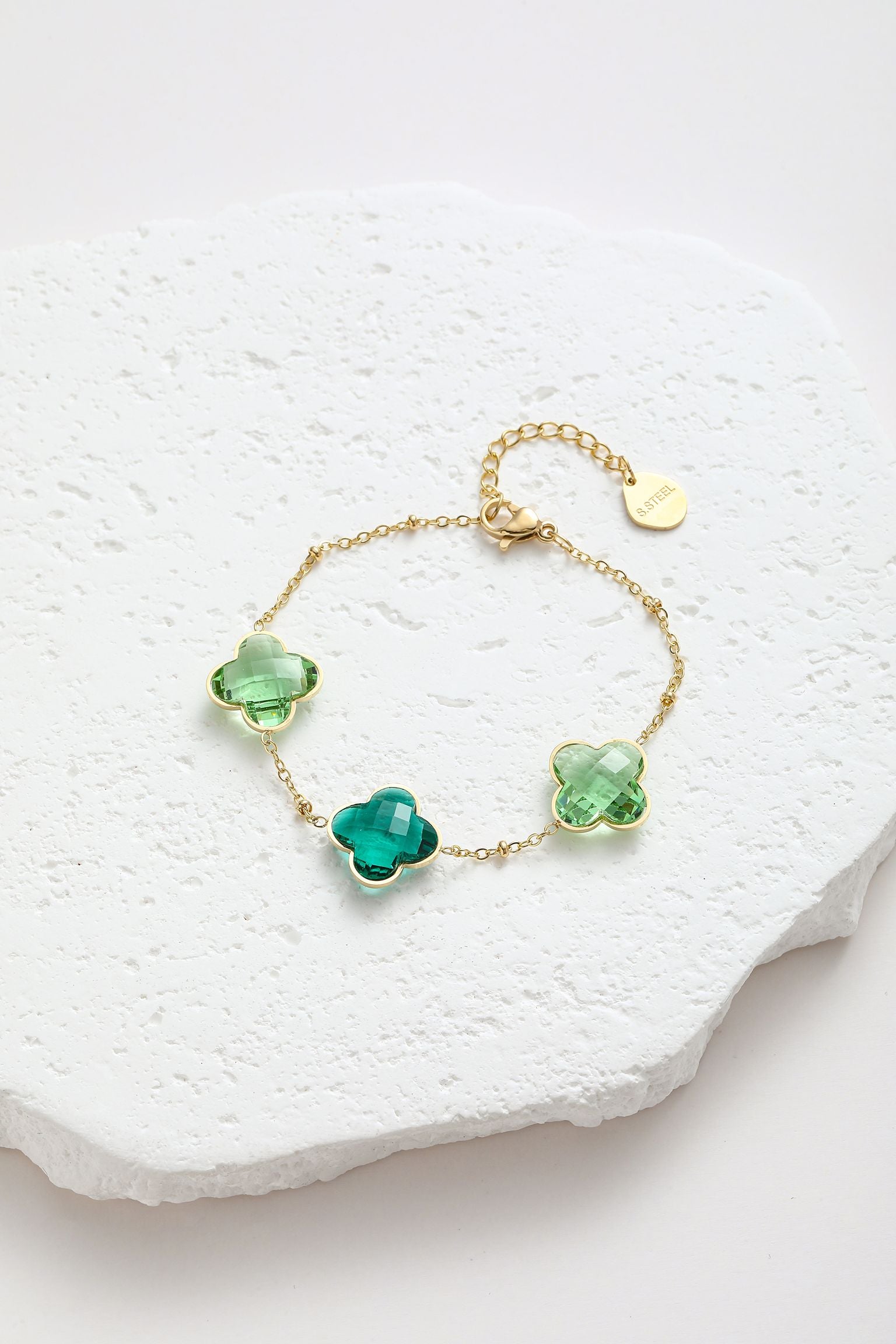 Braccialeto con strass a forma quadrifoglio