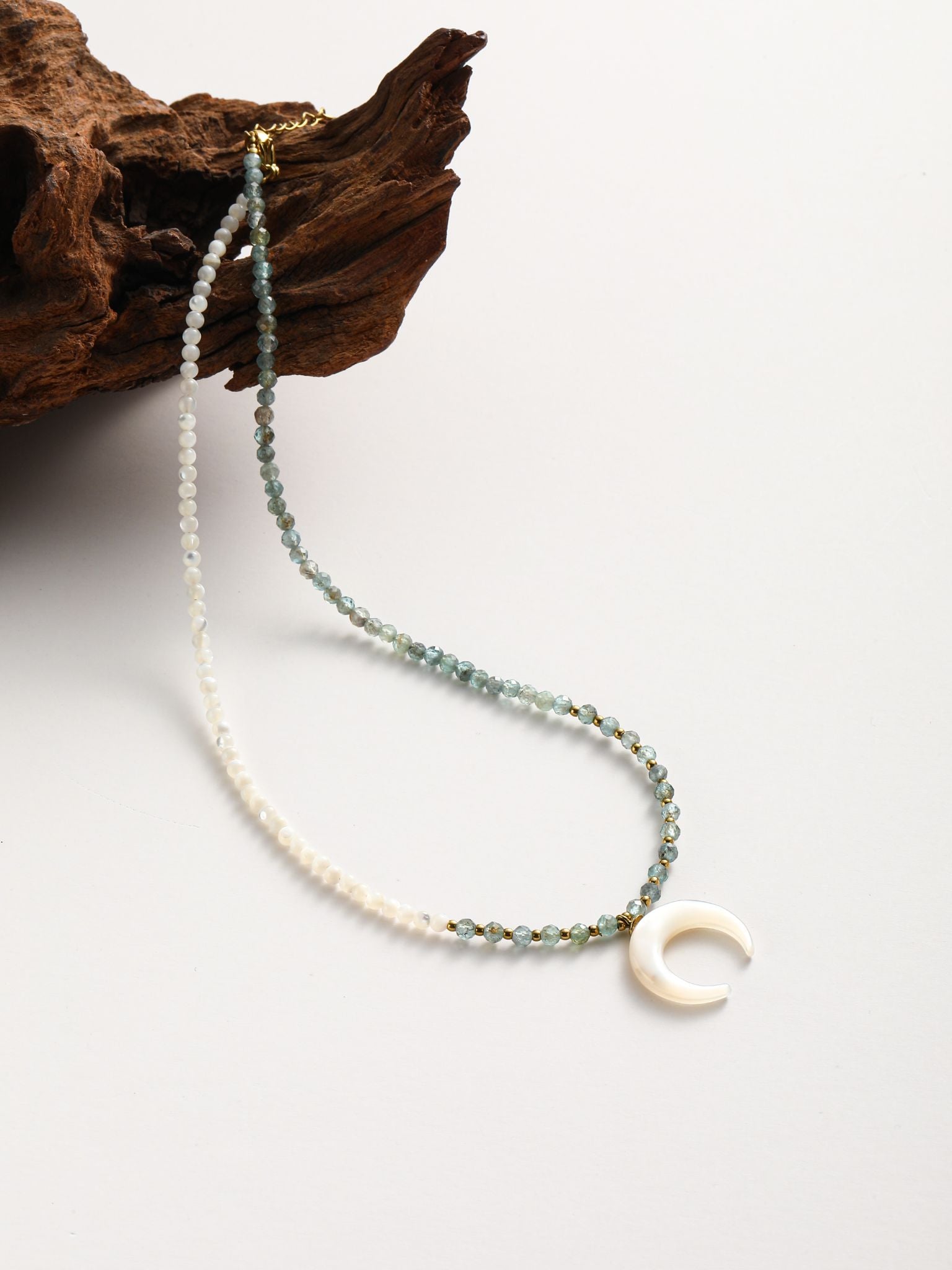 Collana in perle fiume e pietra dura
