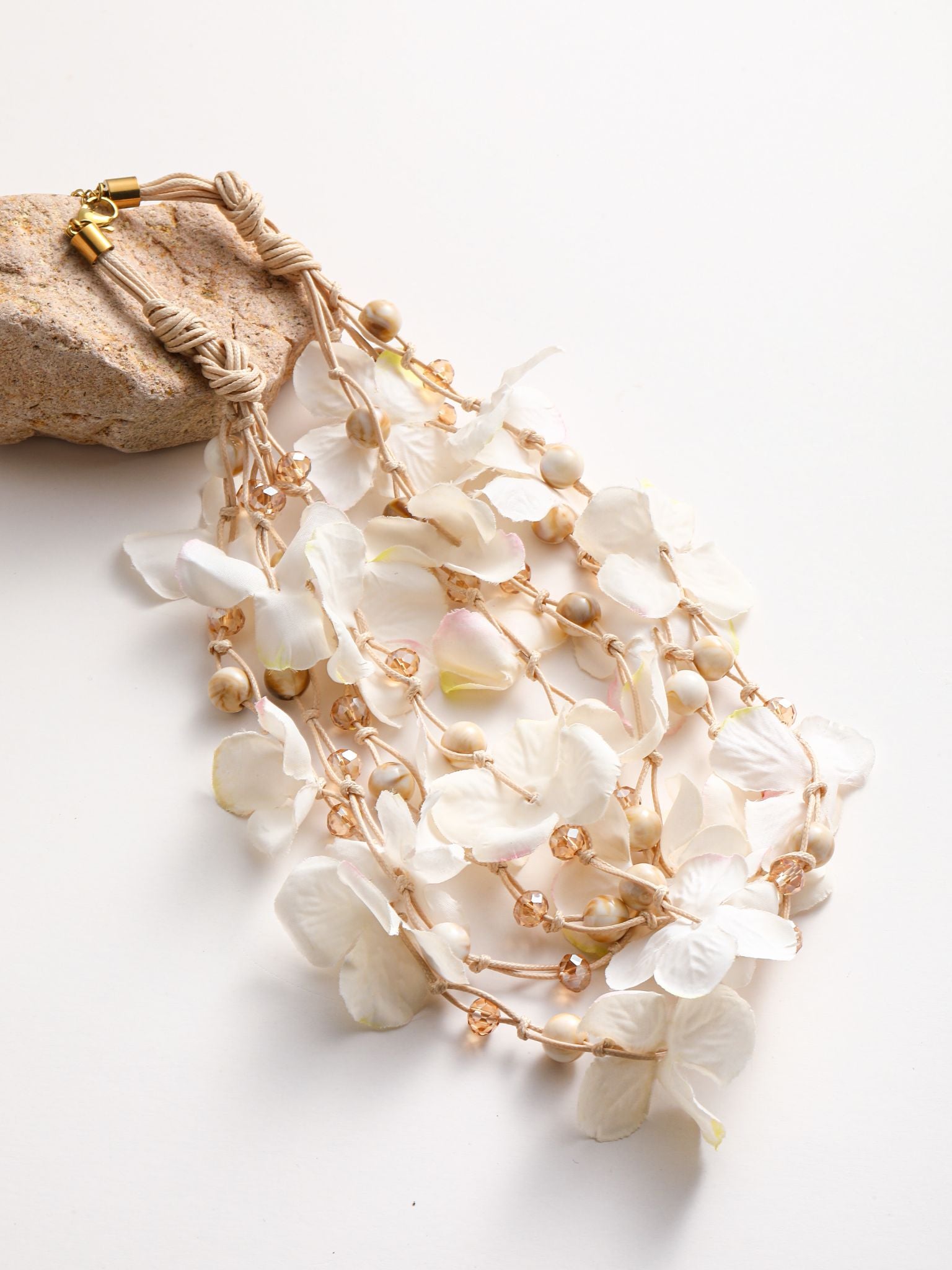 Girocollo multi strati con fiore in tessuto e perl