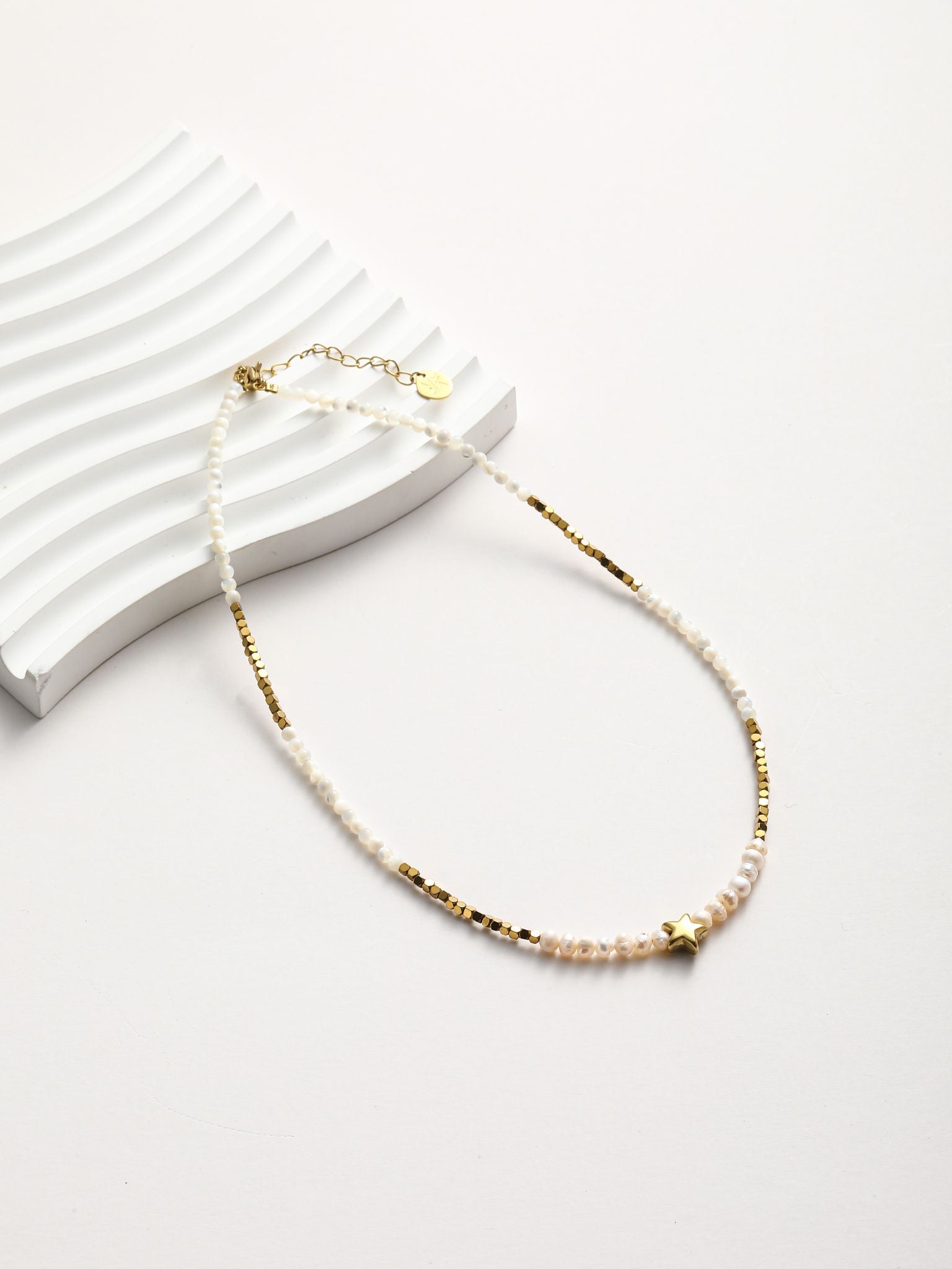 Collana in perle fiume e pietra dura
