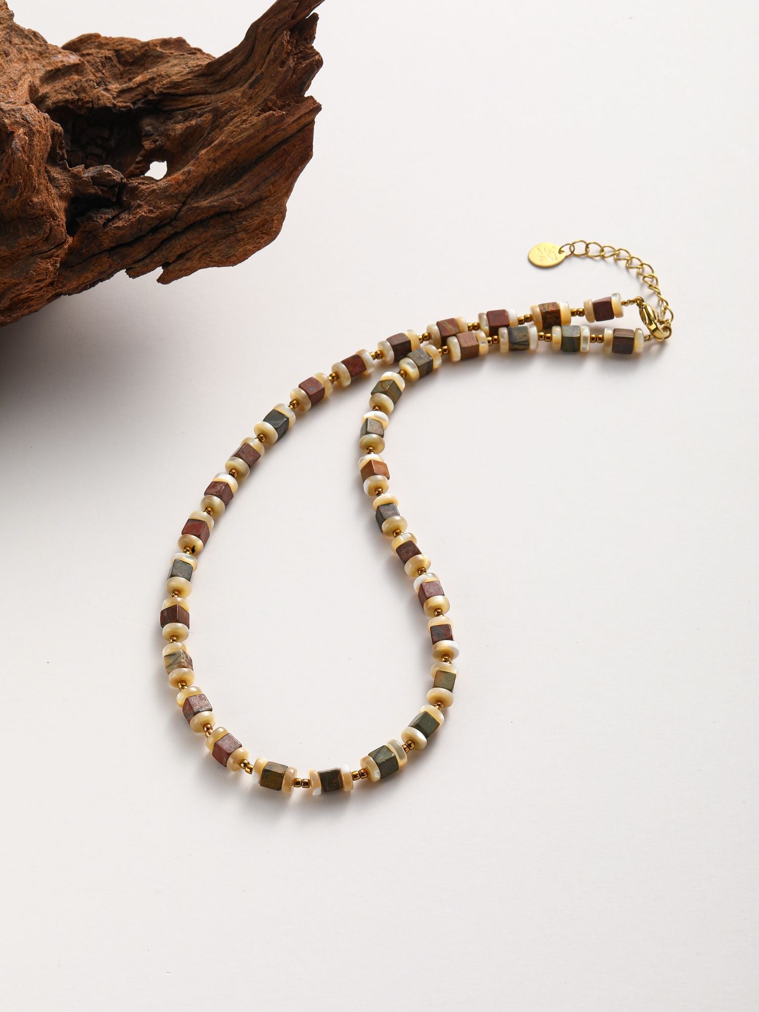 Collana in perle fiume e pietra dura