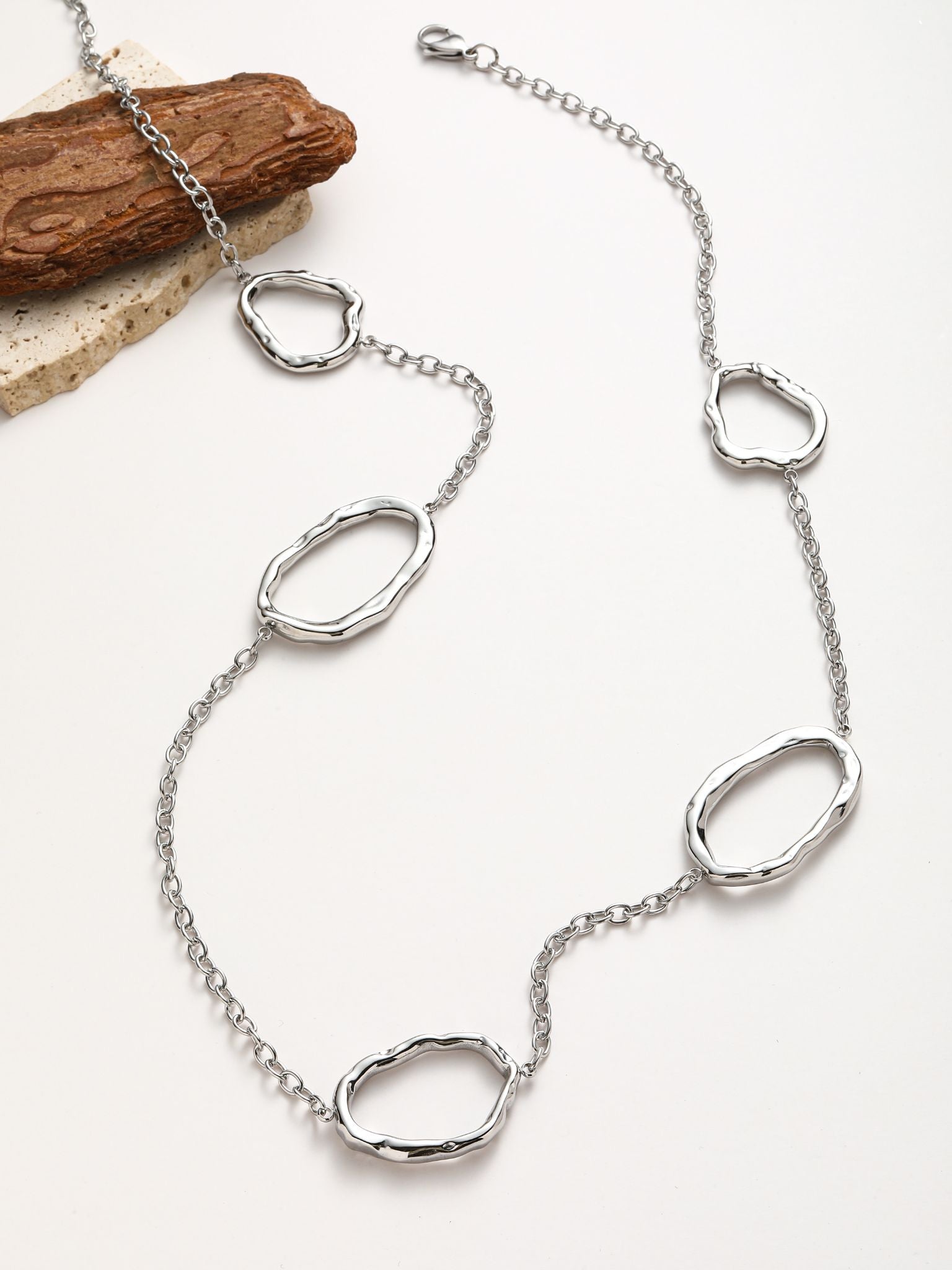 Collana con pezzi di acciaio forma irregolare