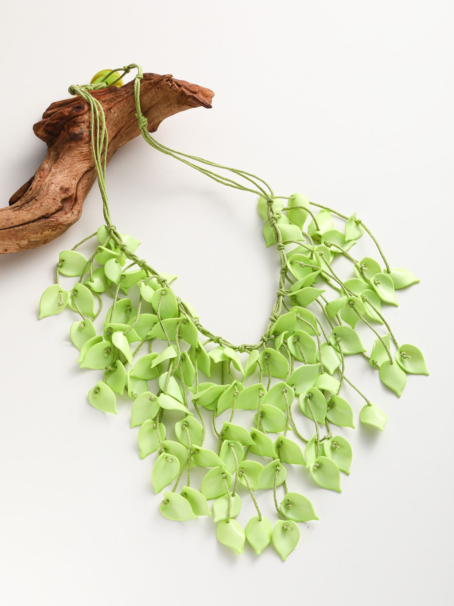 Girocollo con multi petali in resina