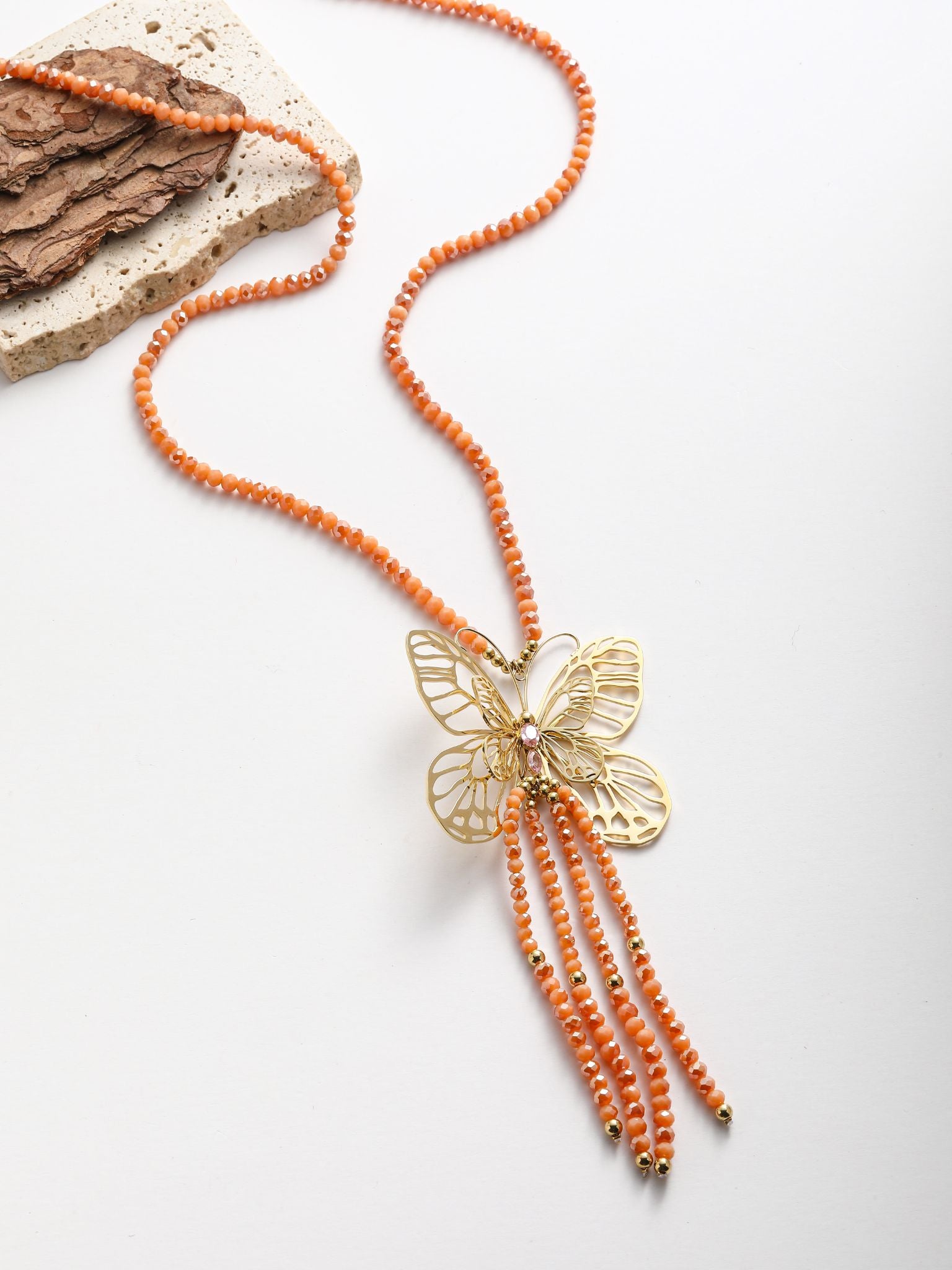 Collana con pedente farfalla e nappa