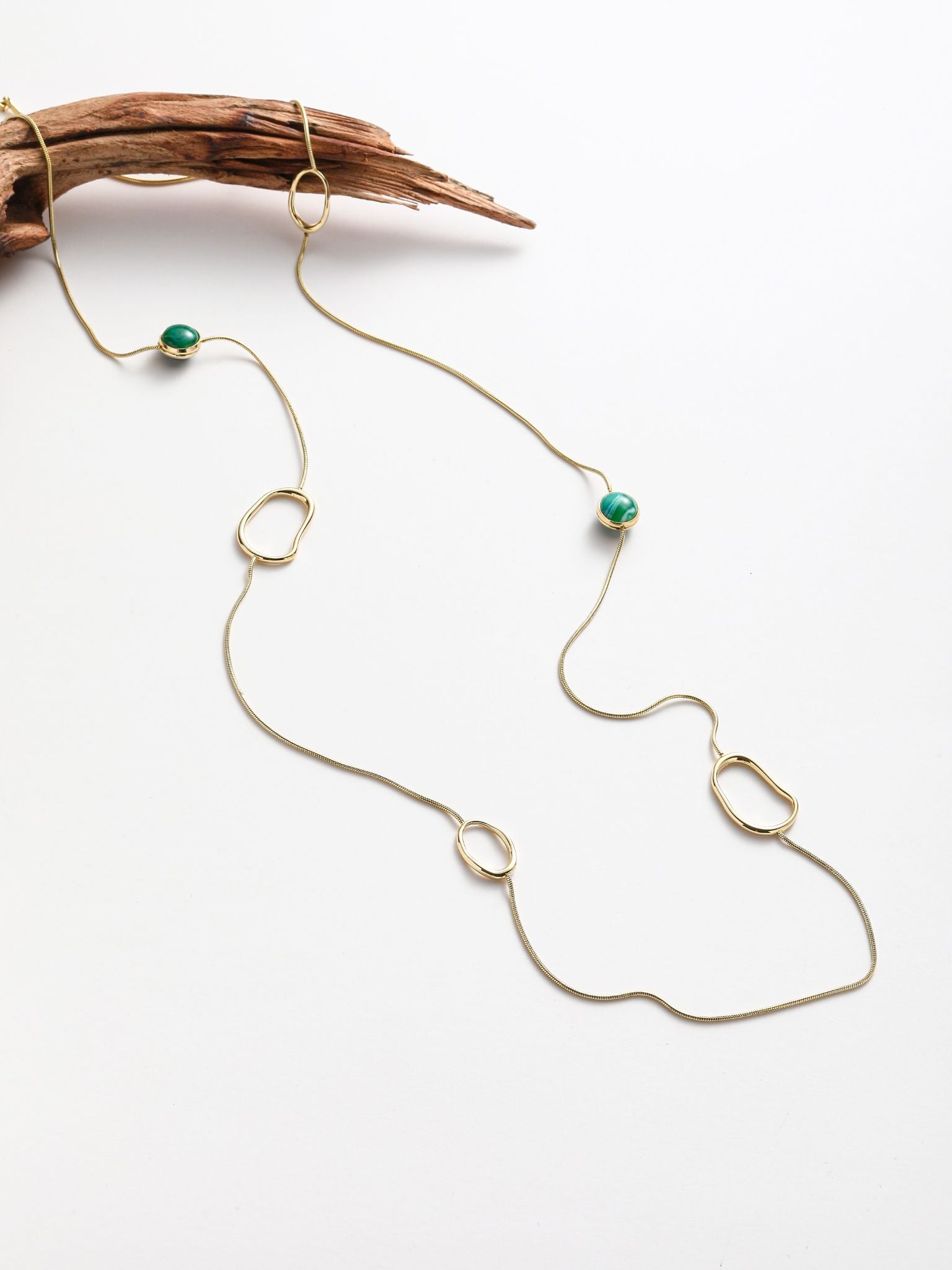 Collana con pezzi acciaio a forma irregolare e res
