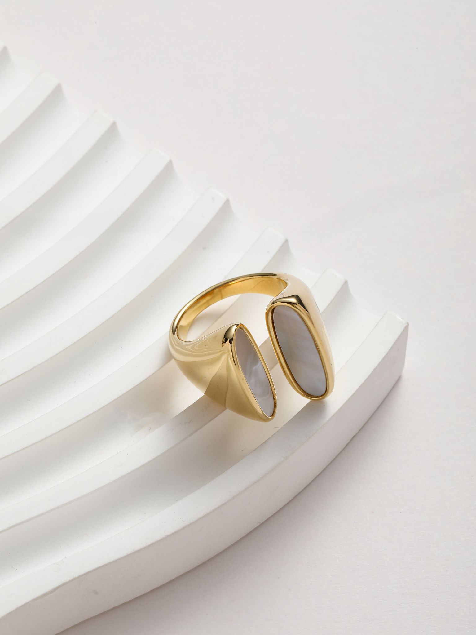 Anello con conchiglia ovale