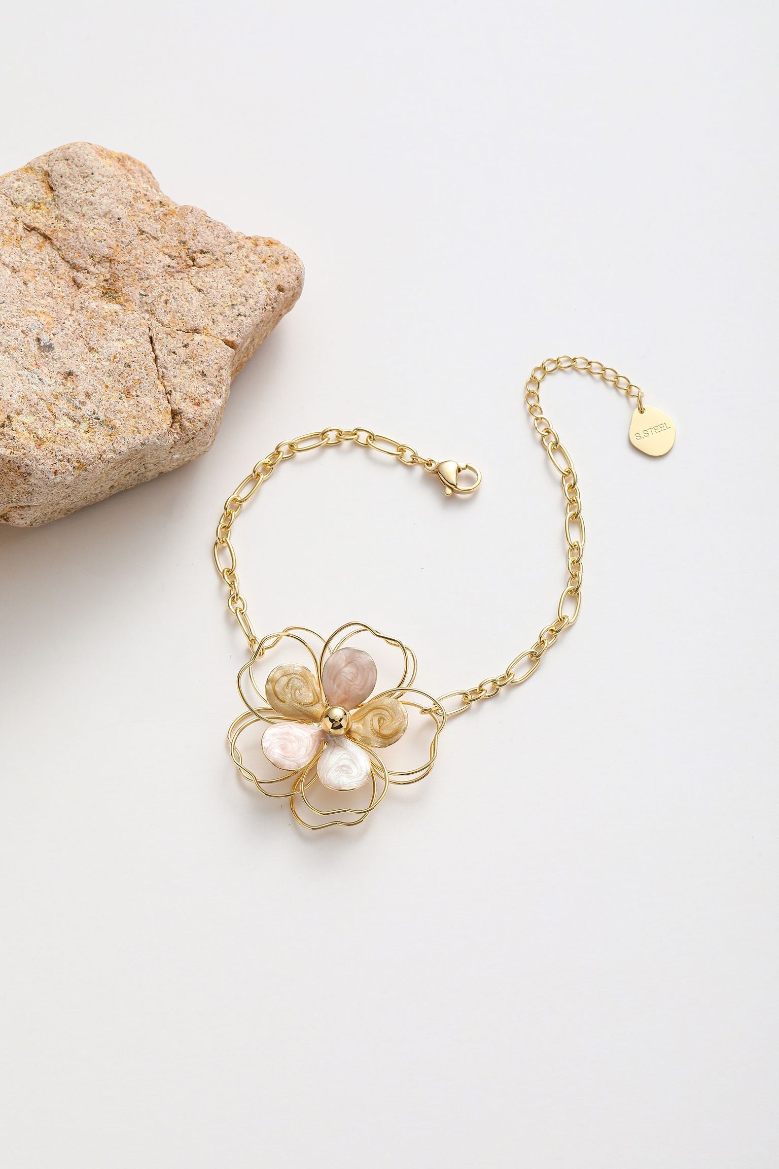 Braccialeto con il fiore floreale in smalto