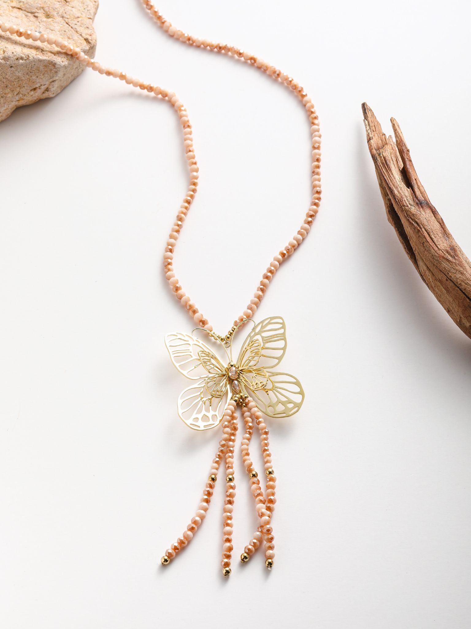 Collana con pedente farfalla e nappa