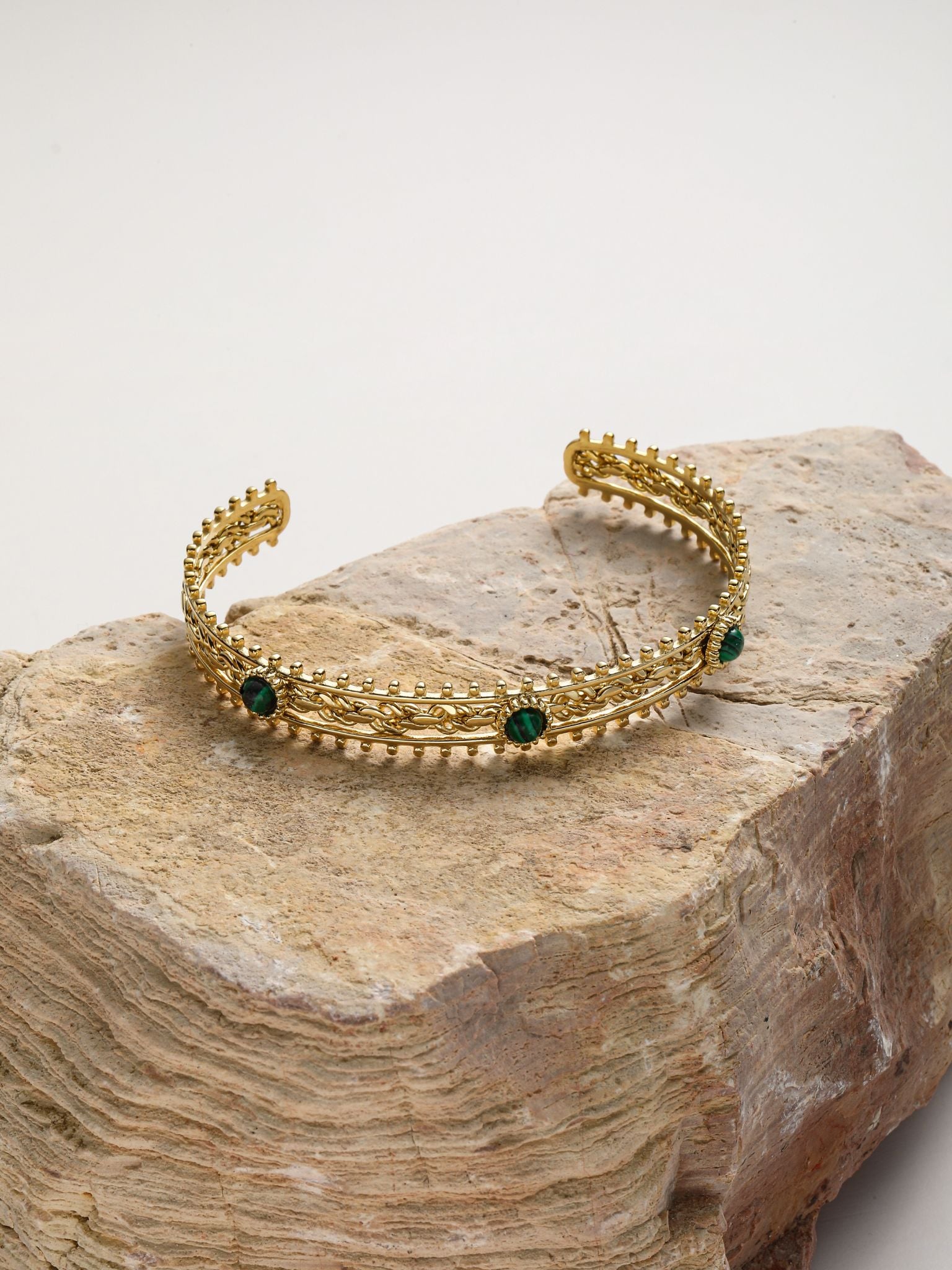 Bracciaio rigito stile vintage con pietra