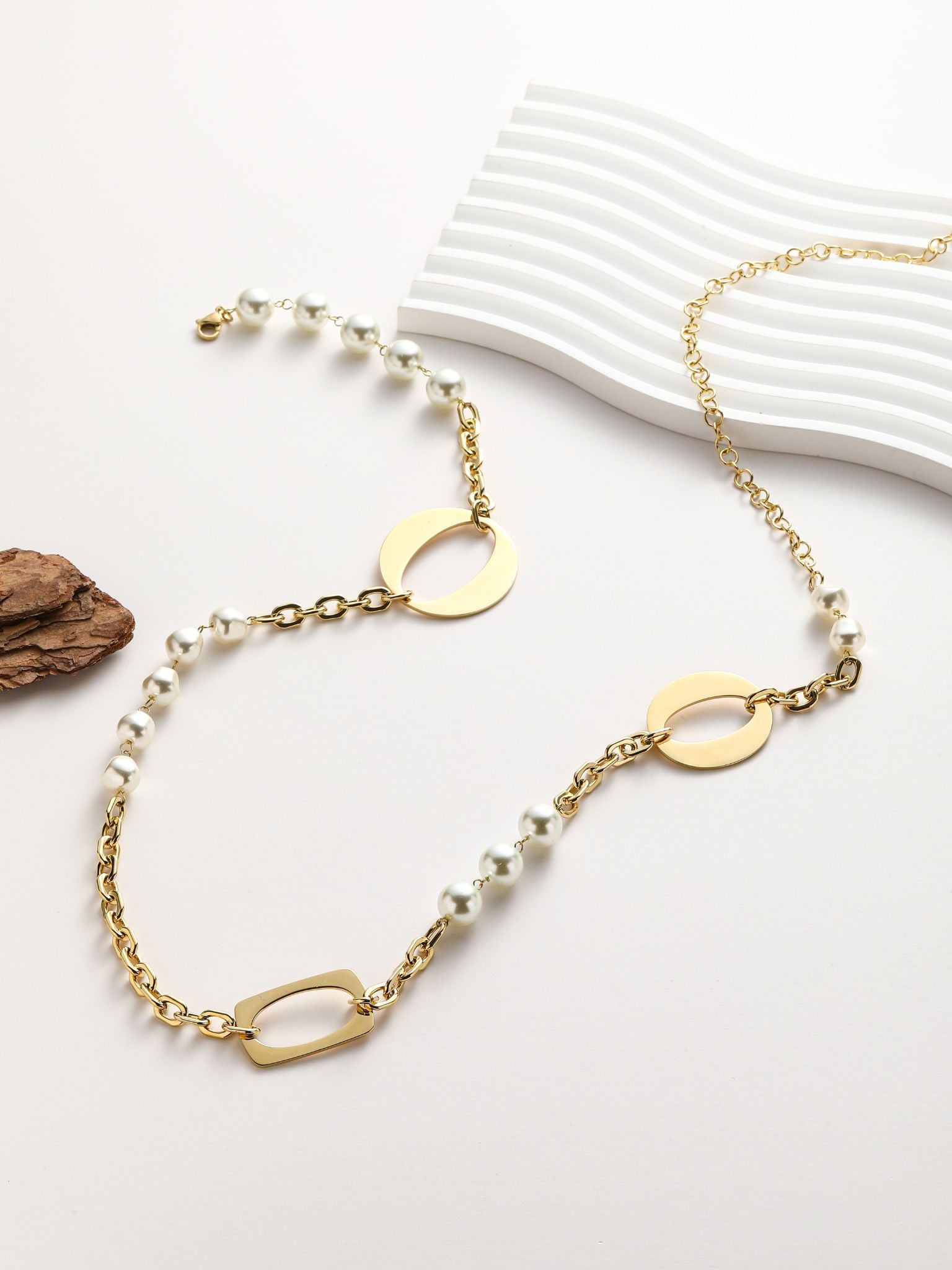 Collana con perle bianche