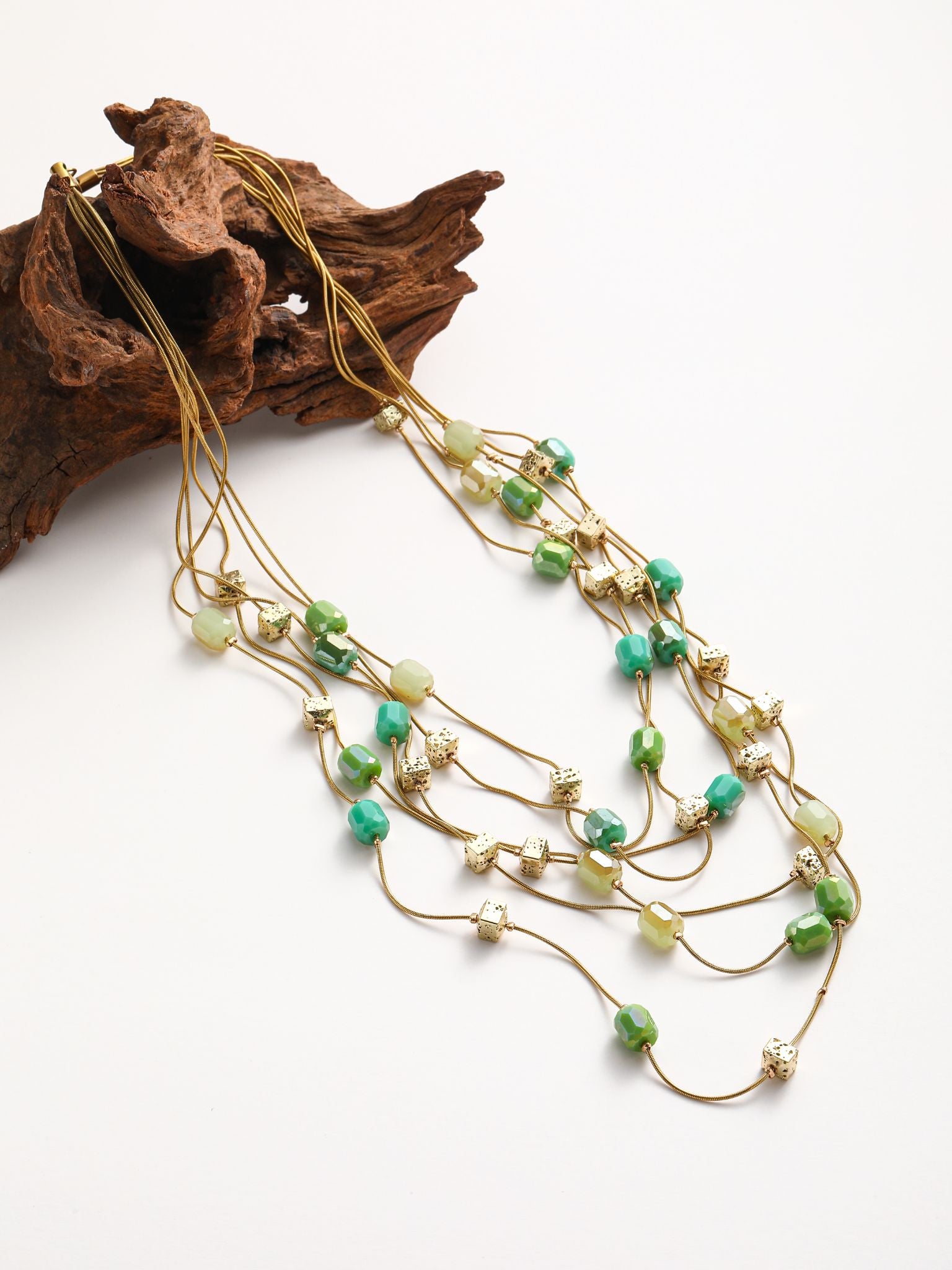 Collana in catena di serpente con pietra dura e cr