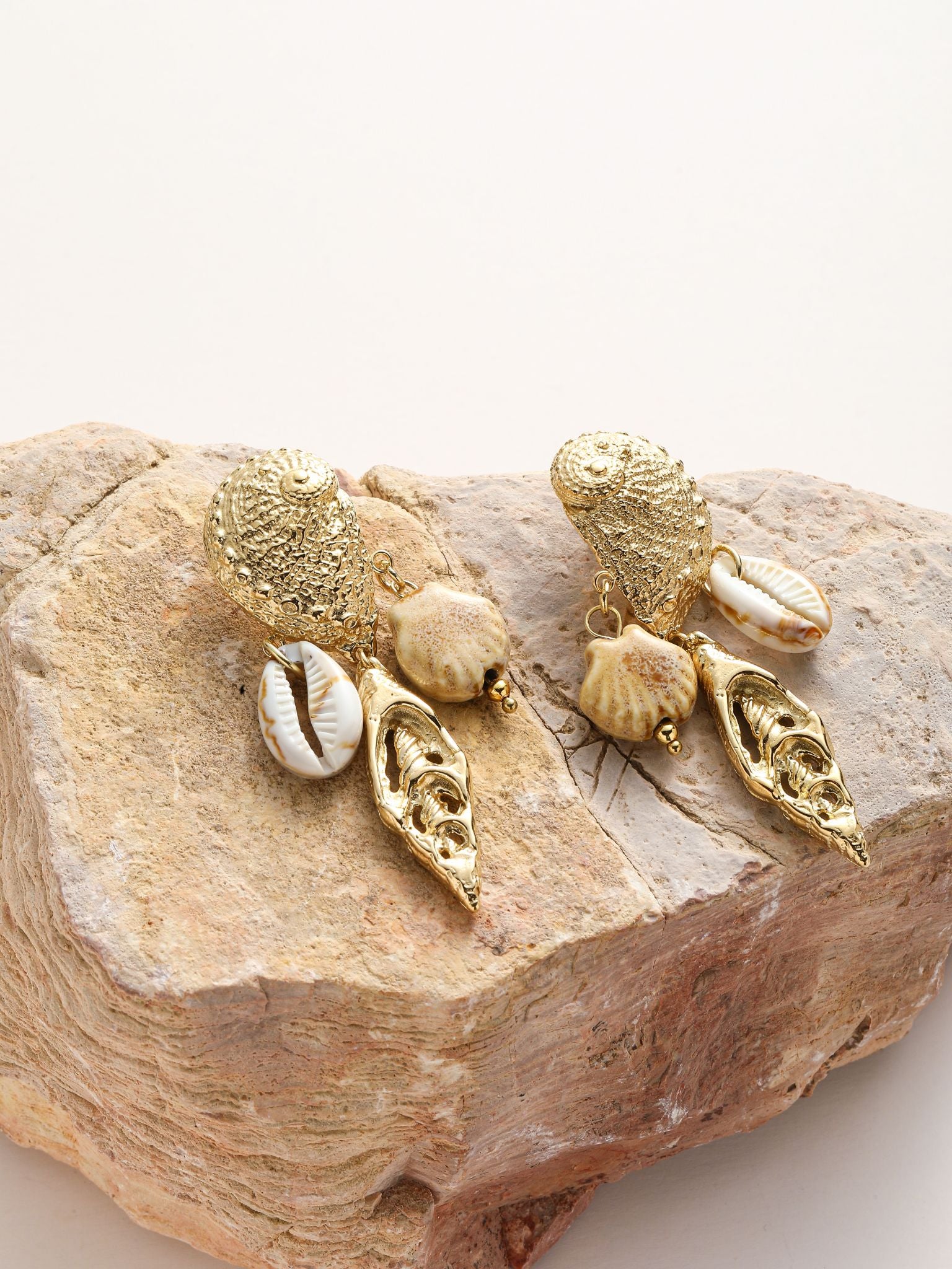 Orecchini con pedenti conchiglie