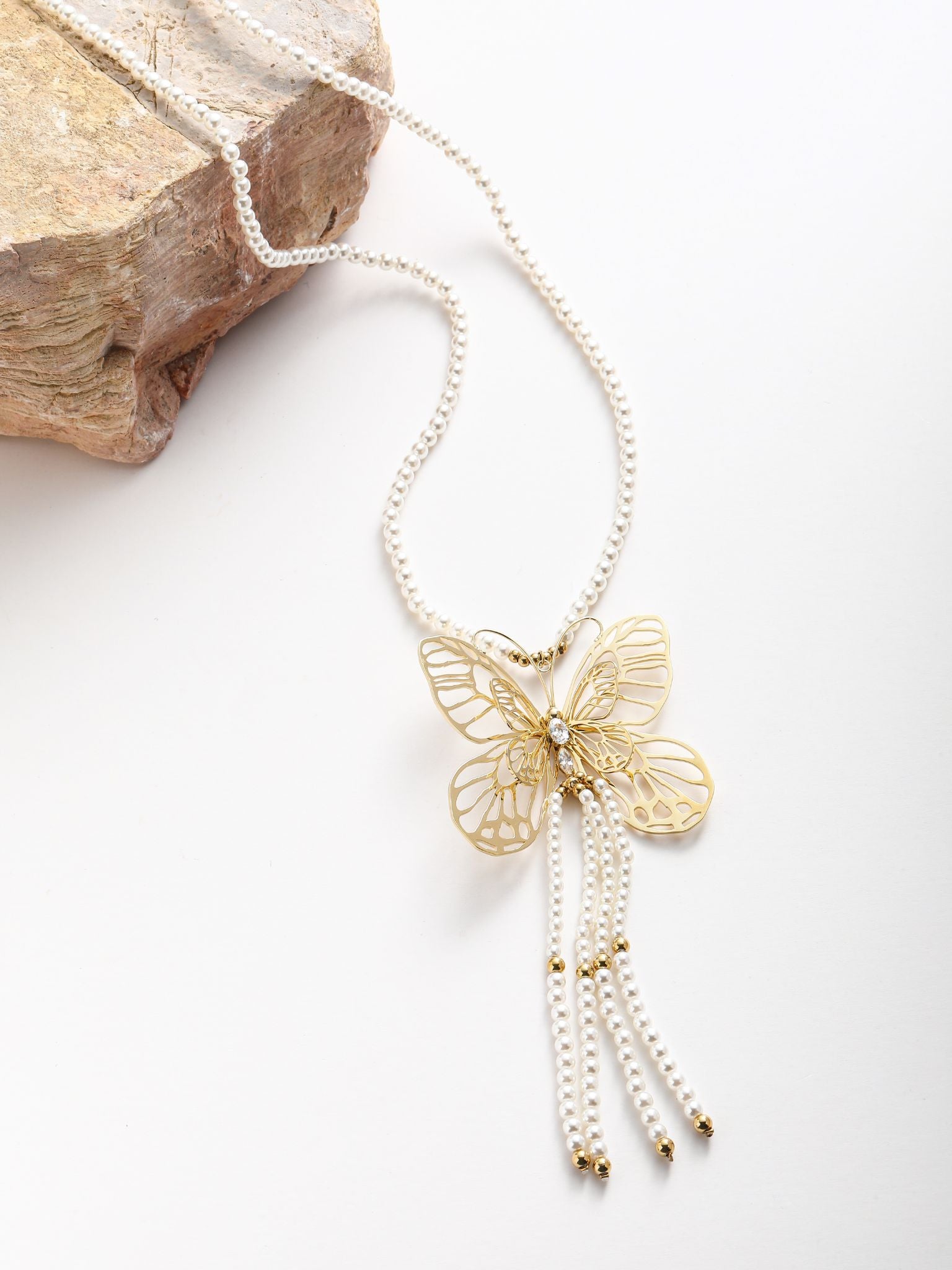 Collana con pedente farfalla e nappa
