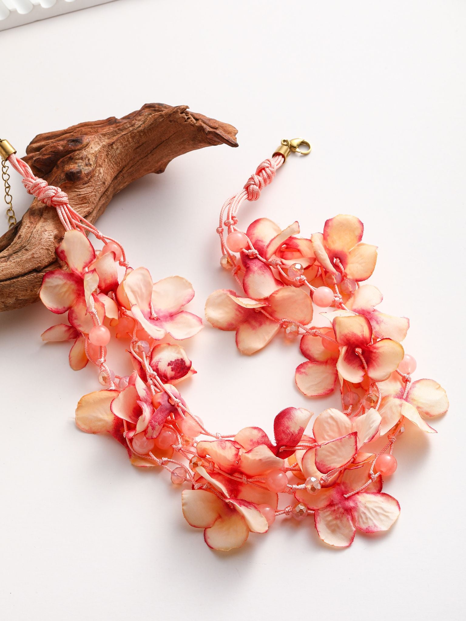 Girocollo multi strati con fiore in tessuto e perl