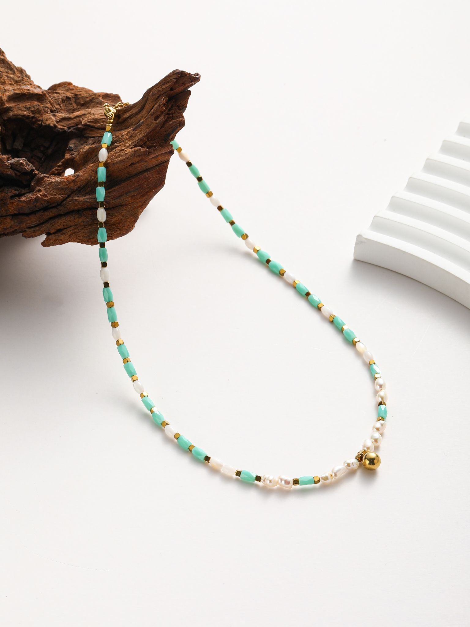Collana in perle fiume e pietra dura