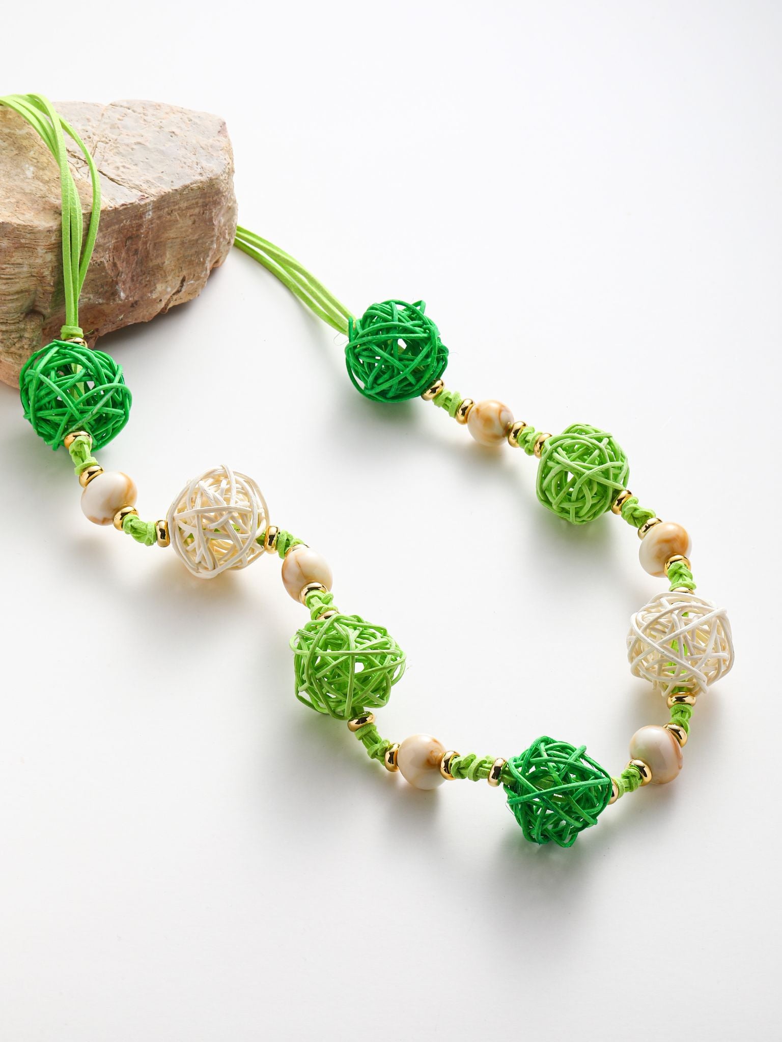 Collana con 7 parline treciati in RATTAN