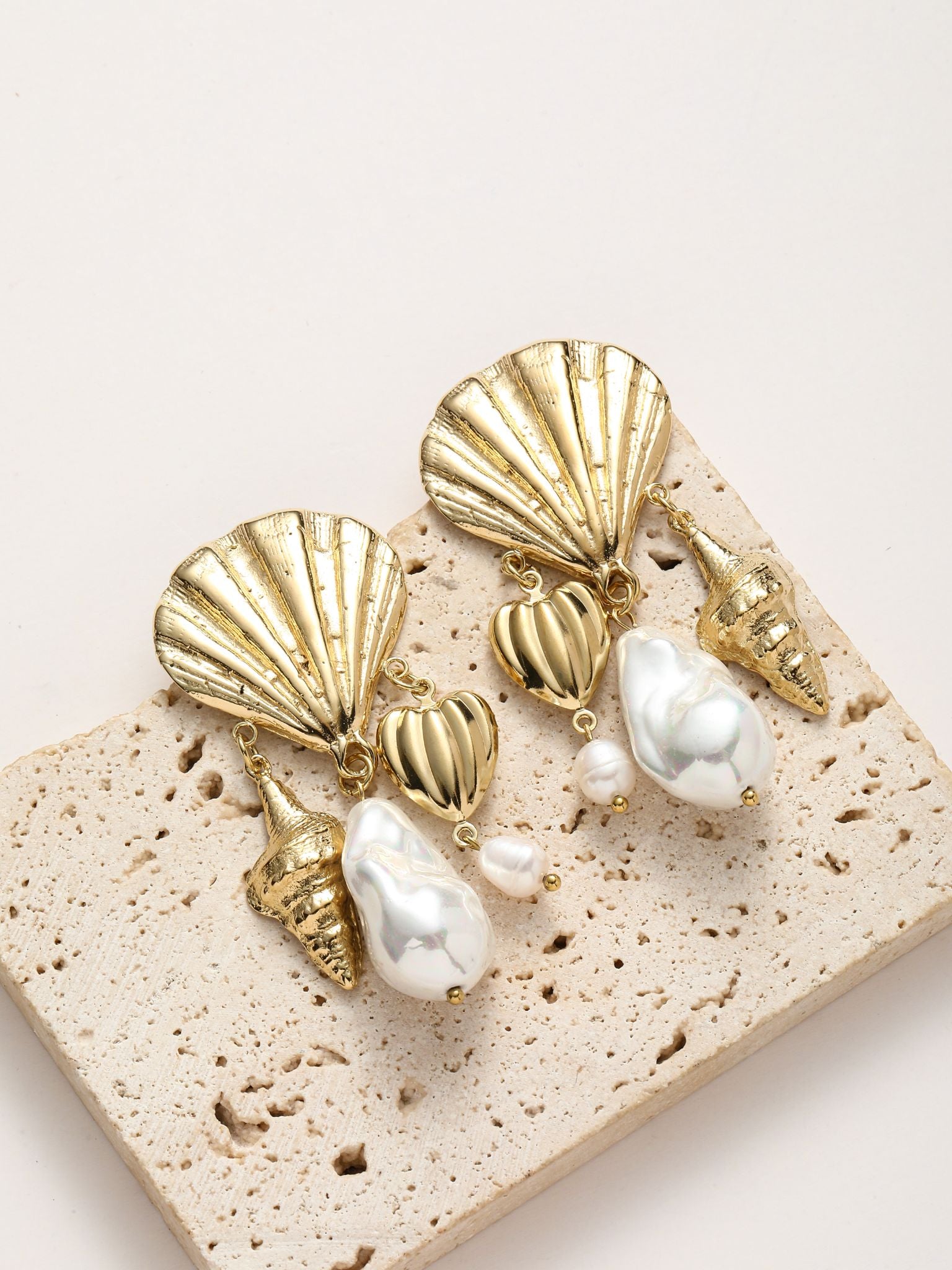Orecchini con pedenti conchiglie